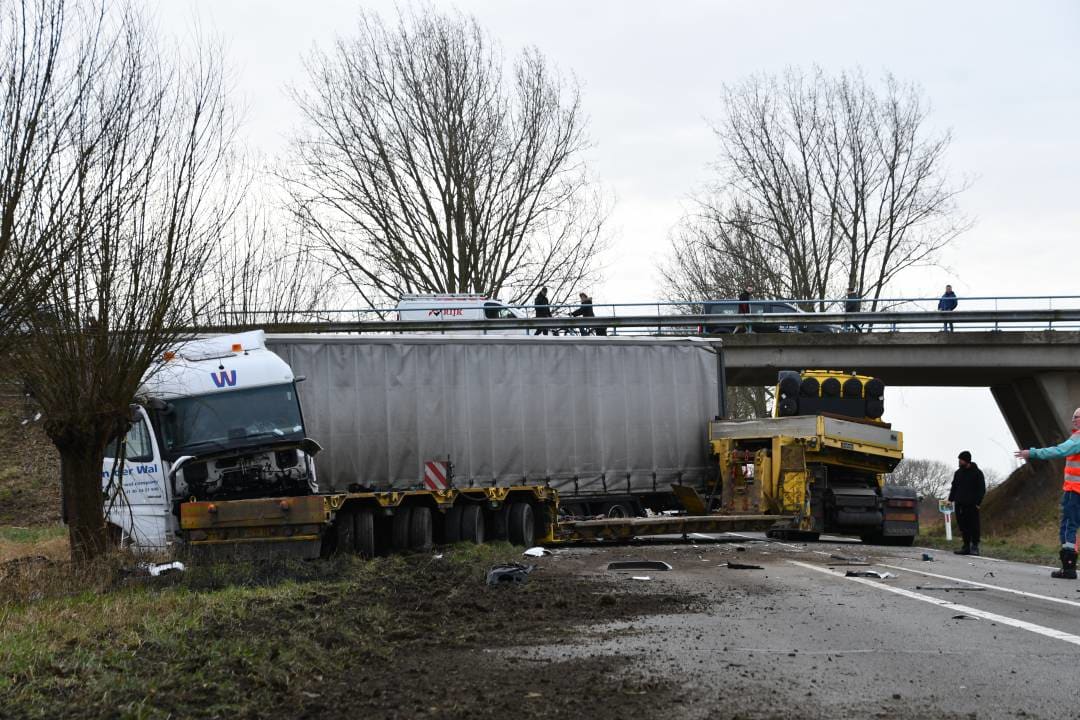 Flinke schade na ongeluk tussen twee vrachtwagens en auto in 's-Gravenpolder