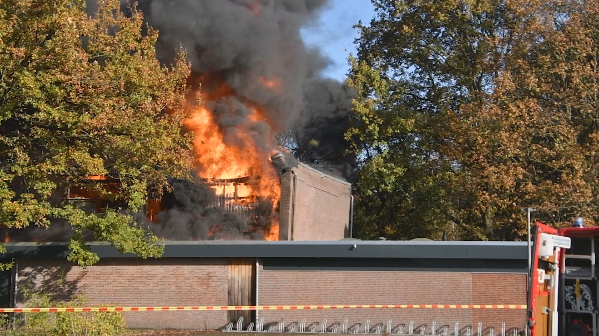 Gymzaal in Haren volledig uitgebrand, 30.000 euro aan turnmaterialen in rook op