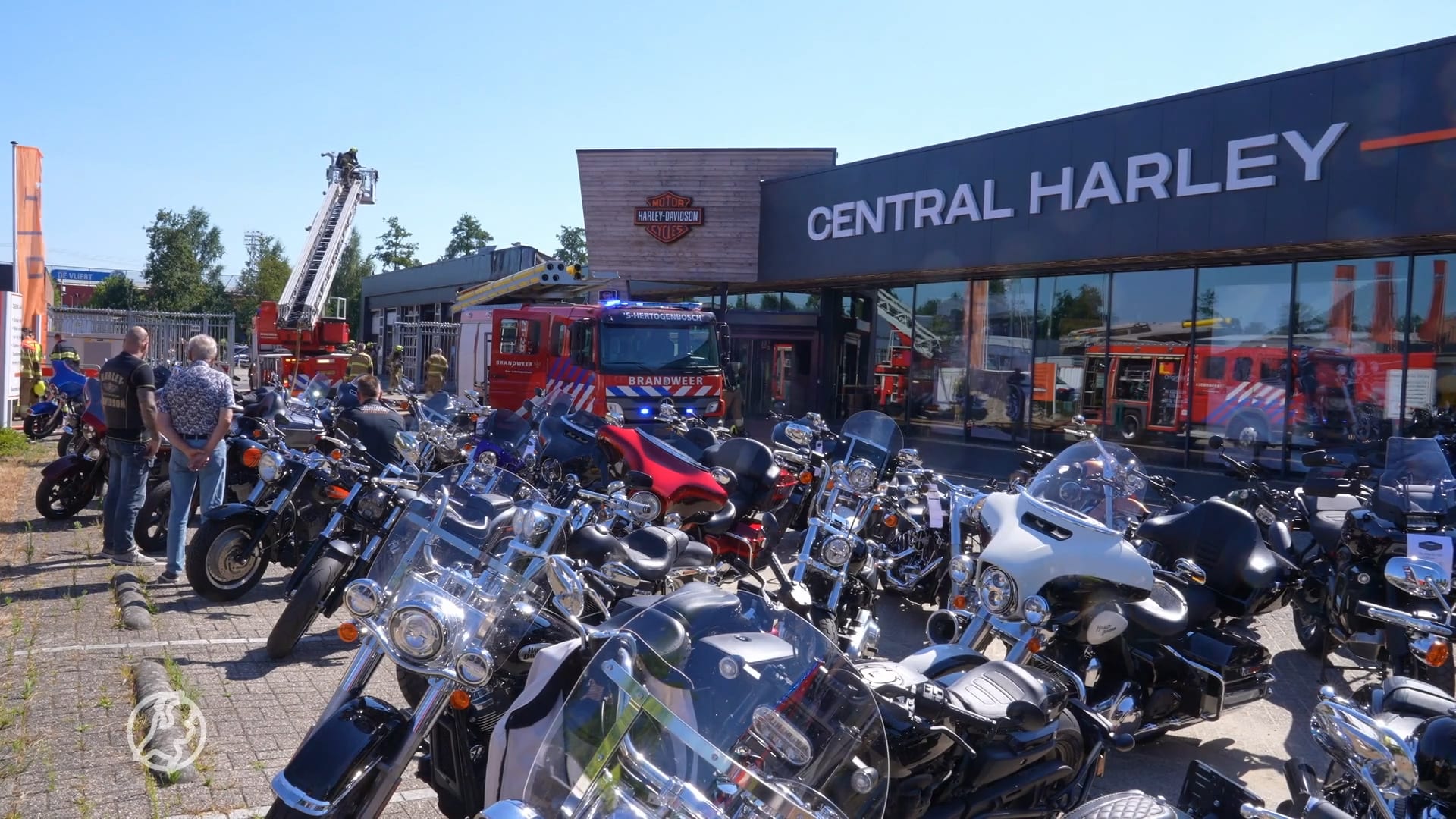 Grote brand in zaak met Harley-Davidsons, 120 motoren uit voorzorg naar buiten