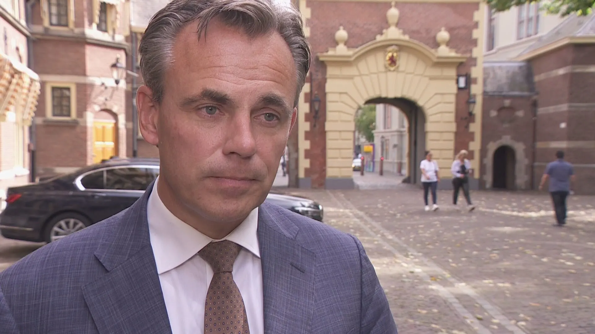 Minister Harbers over lange rijen op Schiphol: 'Nieuw dieptepunt na afgelopen maanden'