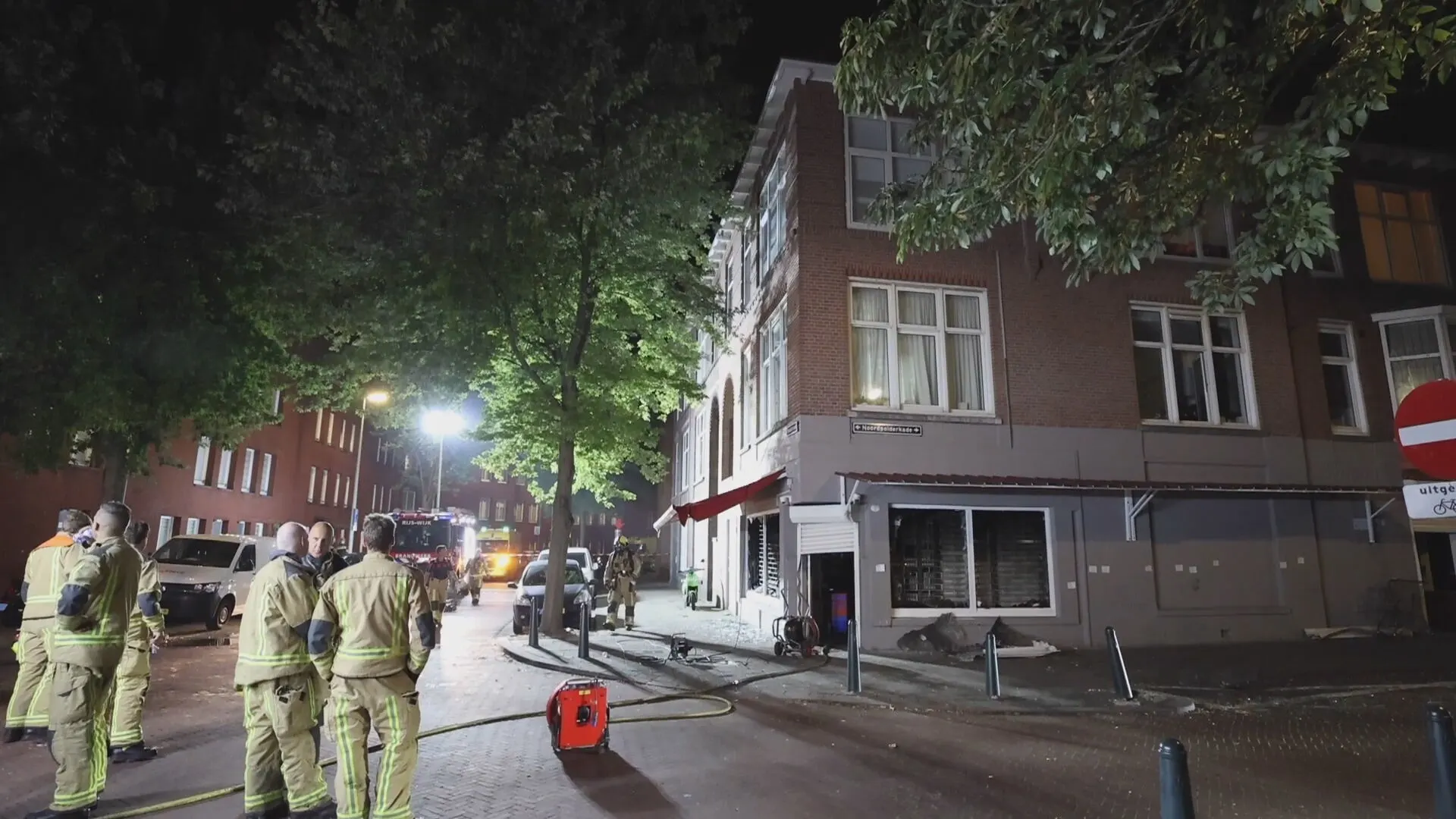 Tientallen bewoners ademen rook in bij brand in supermarkt Den Haag