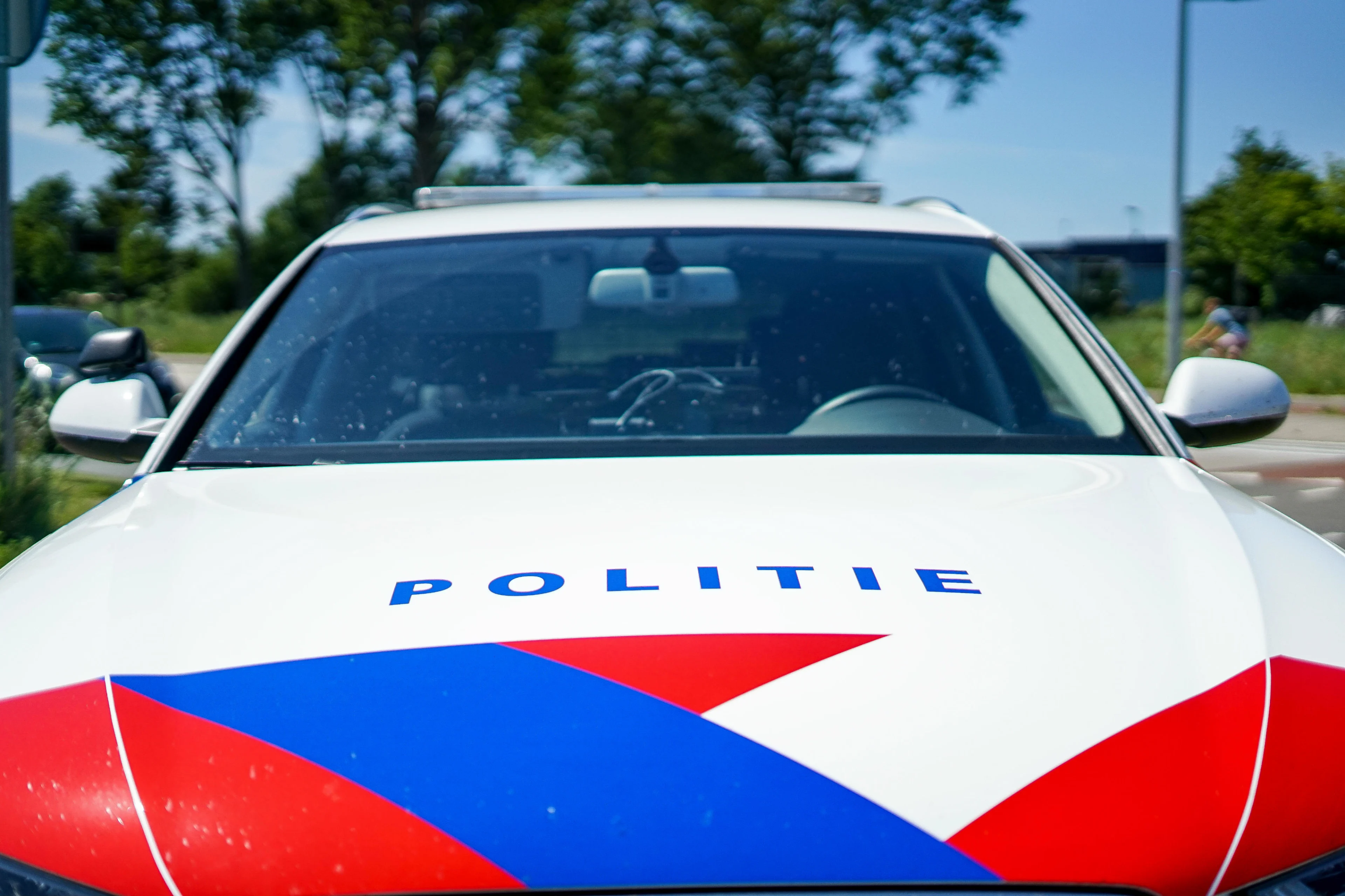 Dief op brommer rukt gouden ketting van hals 84-jarige vrouw