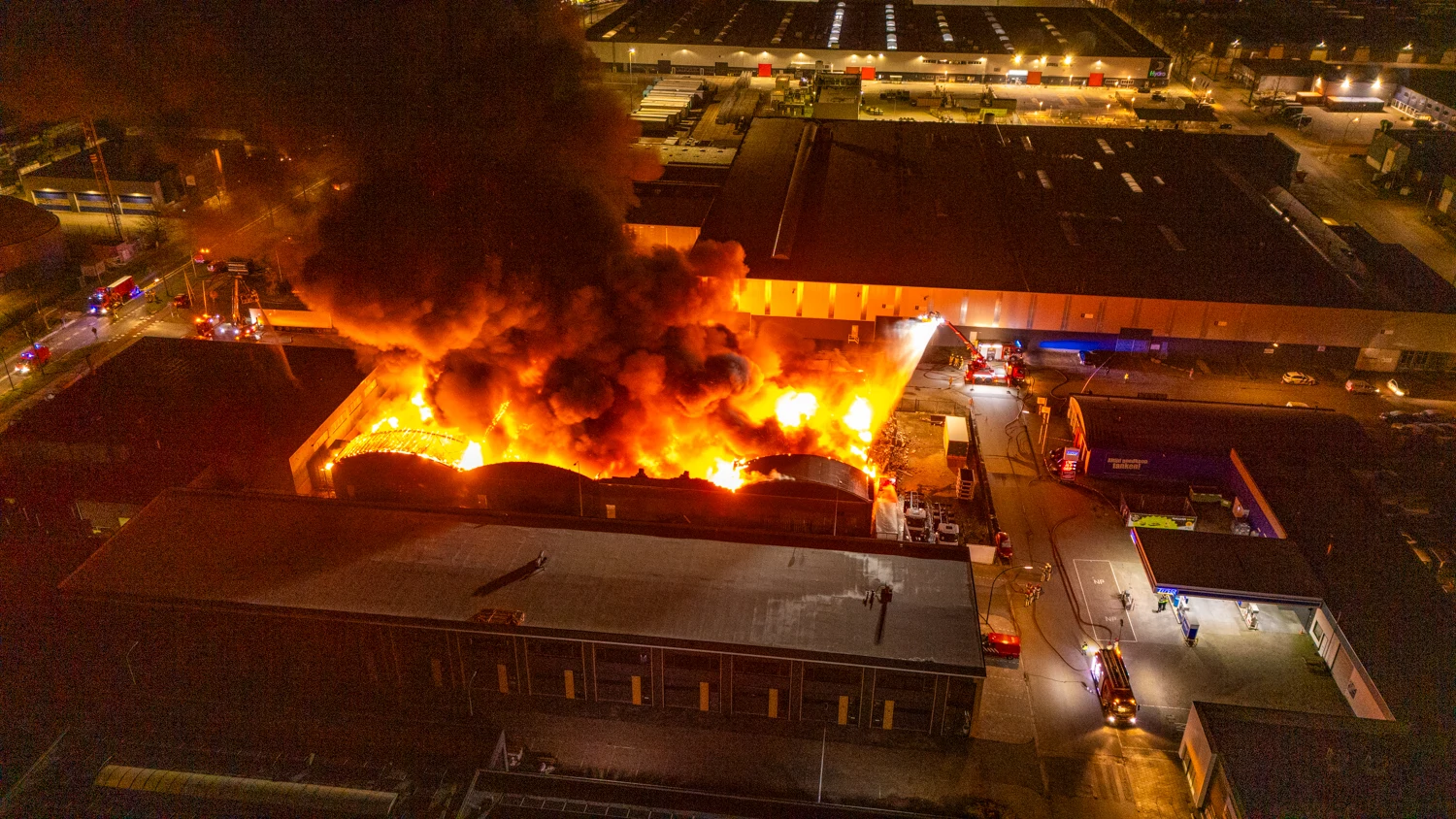 Grote brand in Harderwijk onder controle, nablussen gaat nog uren duren