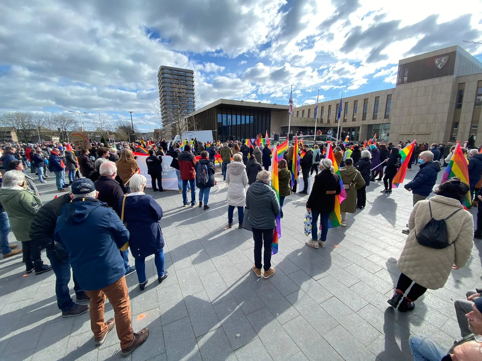 Honderden demonstreren bij Krimpens gemeentehuis om anti-homo-uitspraken dominee