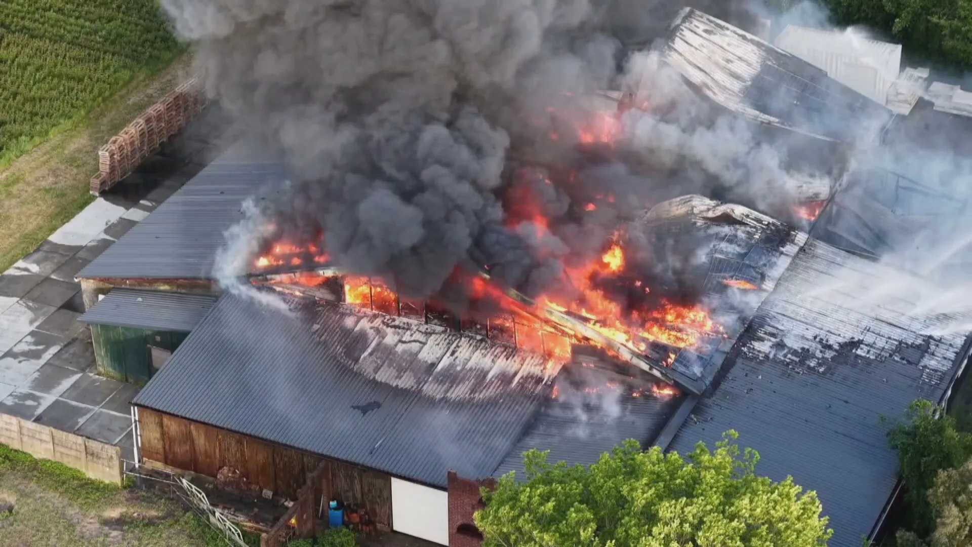 Zeer grote brand in pand Oosterblokker, 'staan veel brandbare spullen in'
