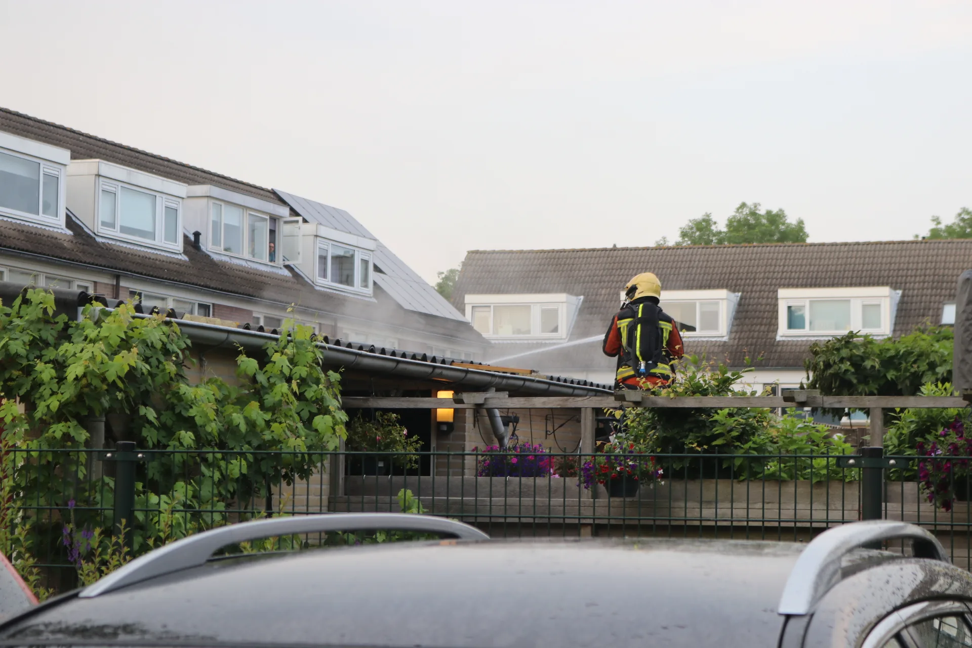 Barbecue ontploft in achtertuin Lisse: drie gewonden