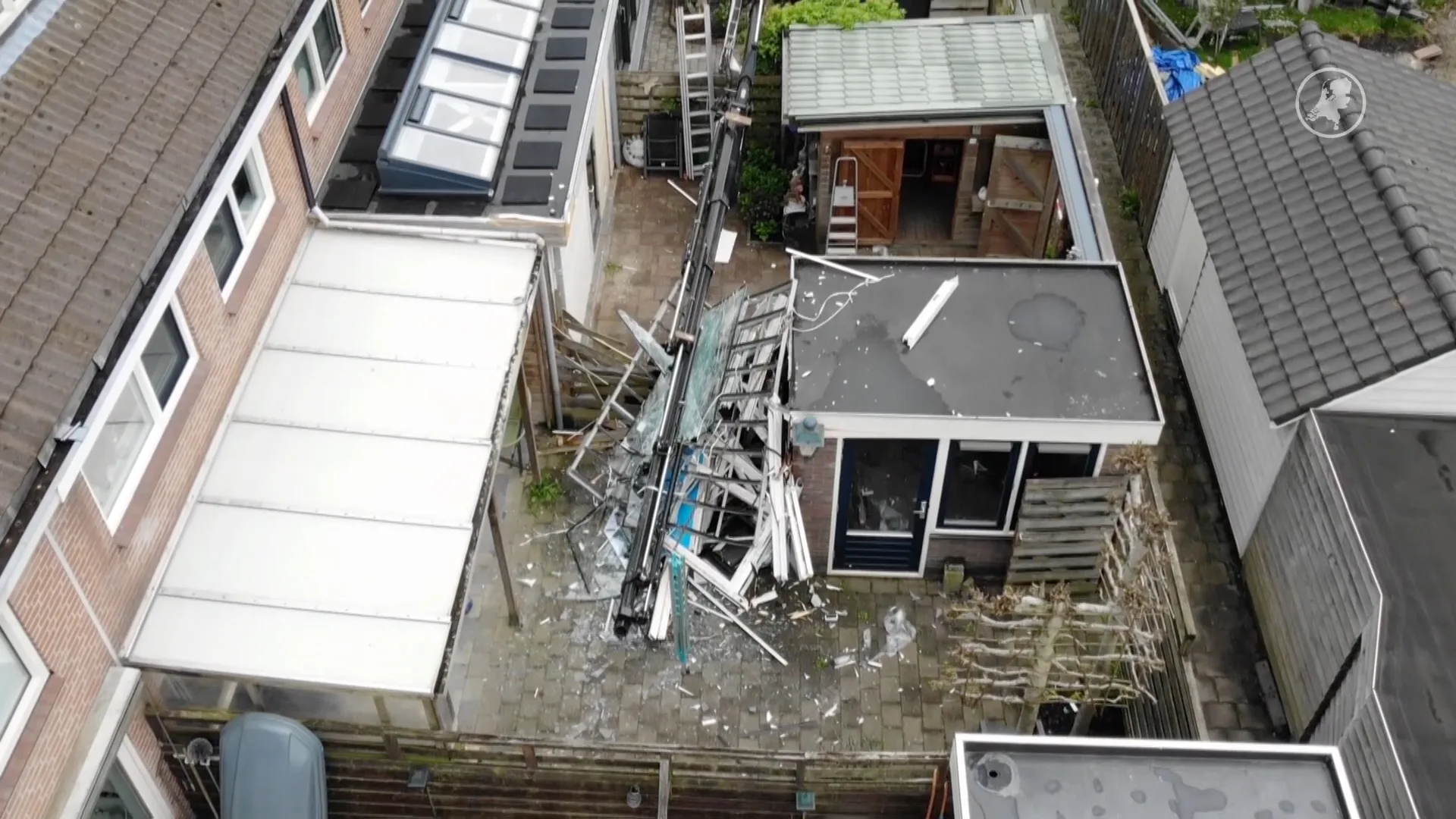 Hijskraan valt om in Avenhorn: schade aan vijf tuinen