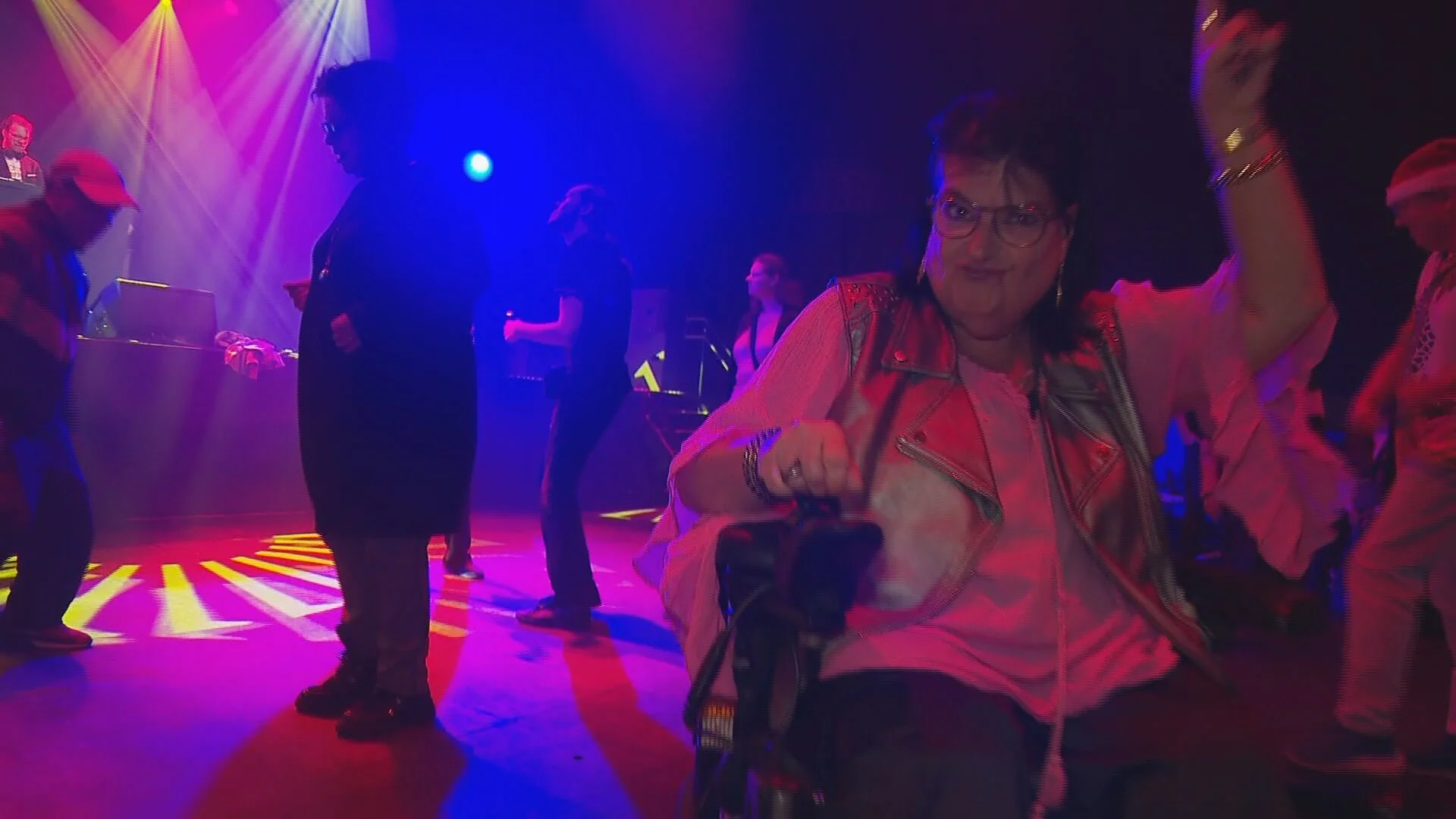 Rolstoel-DJ laat iedereen lekker feesten (en dat is best bijzonder)