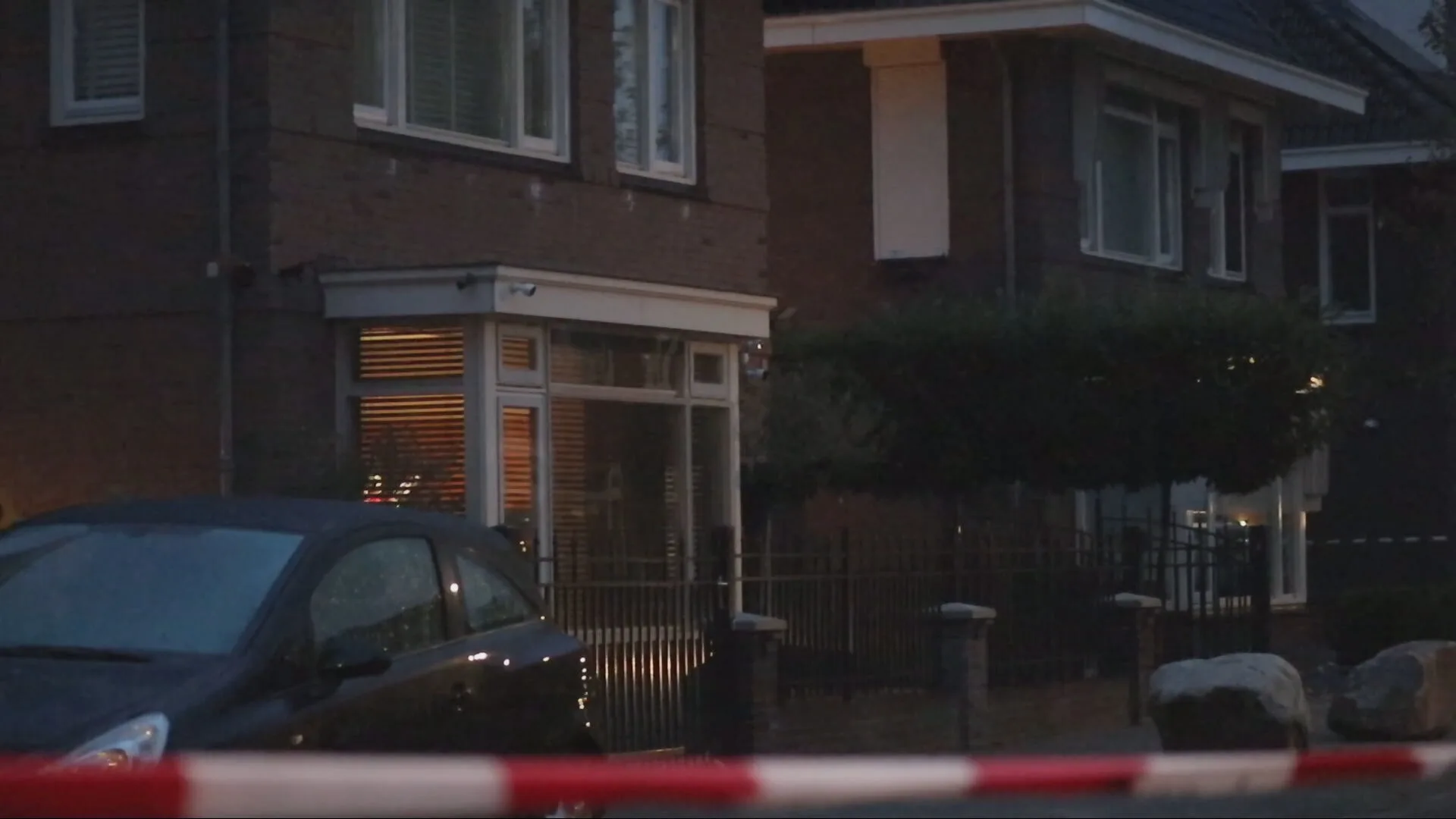 Brandende voorwerpen voor deur overleden loodgieter Vlaardingen, twee verdachten opgepakt