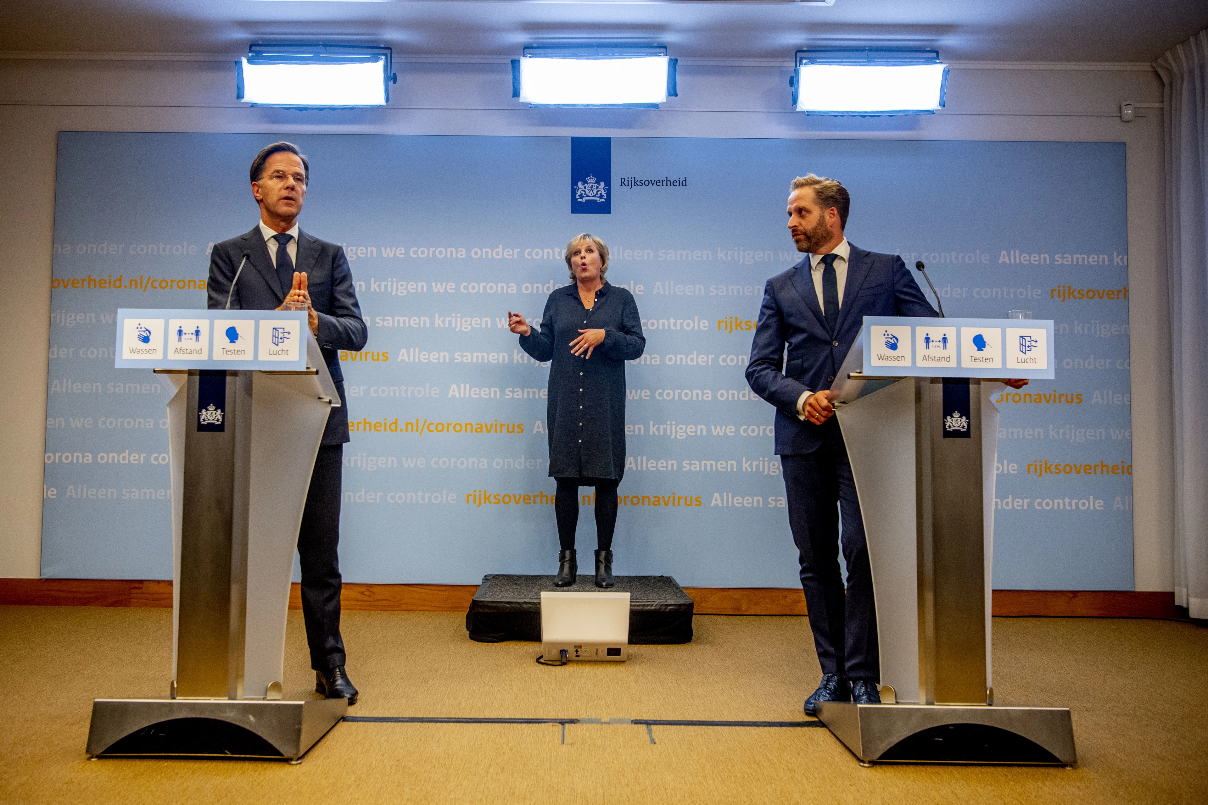 De Jonge: kabinet beraadt zich op aanvullende coronamaatregelen, persconferentie vervroegd