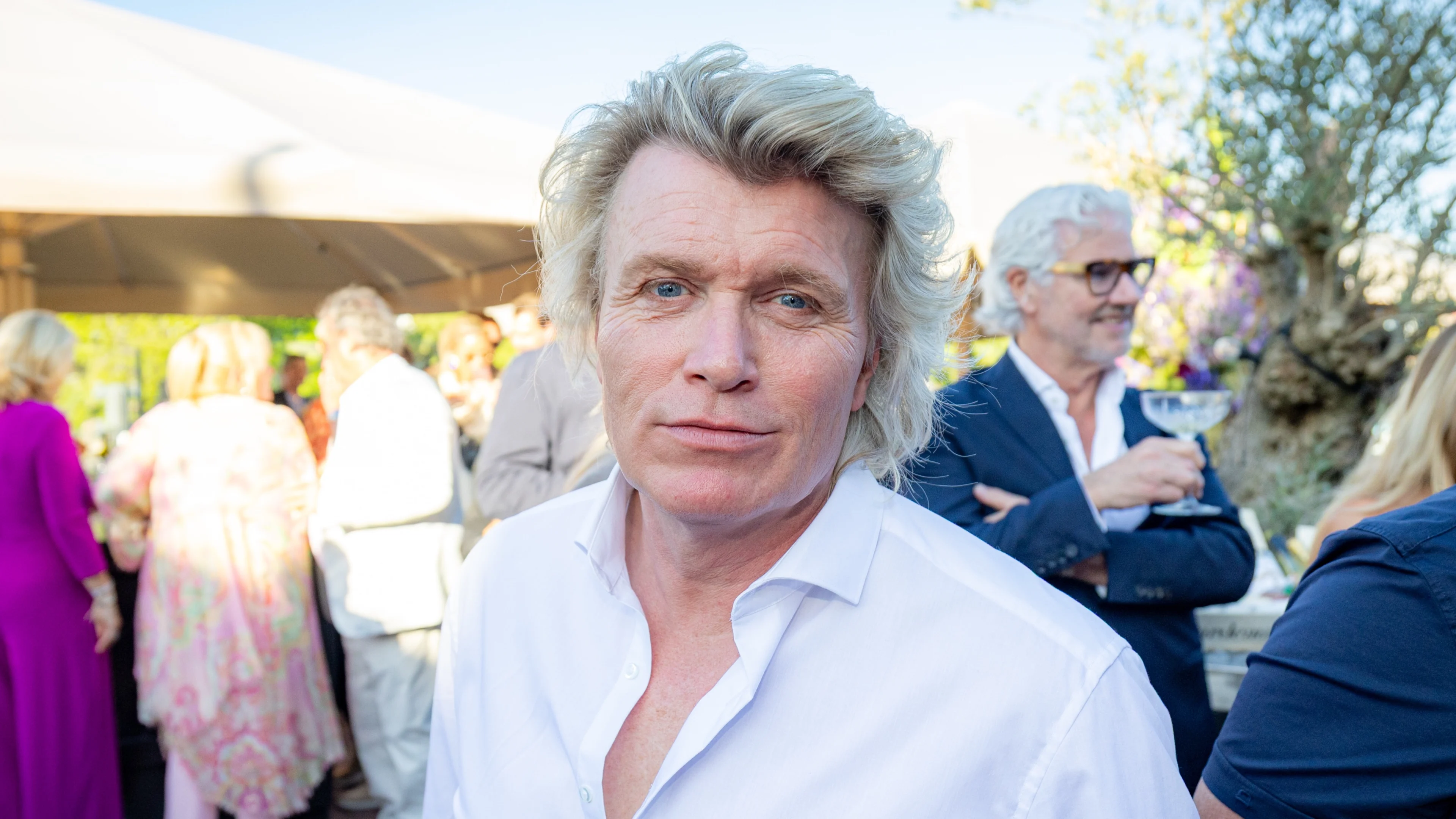 Hans Klok gewond door act met sabels