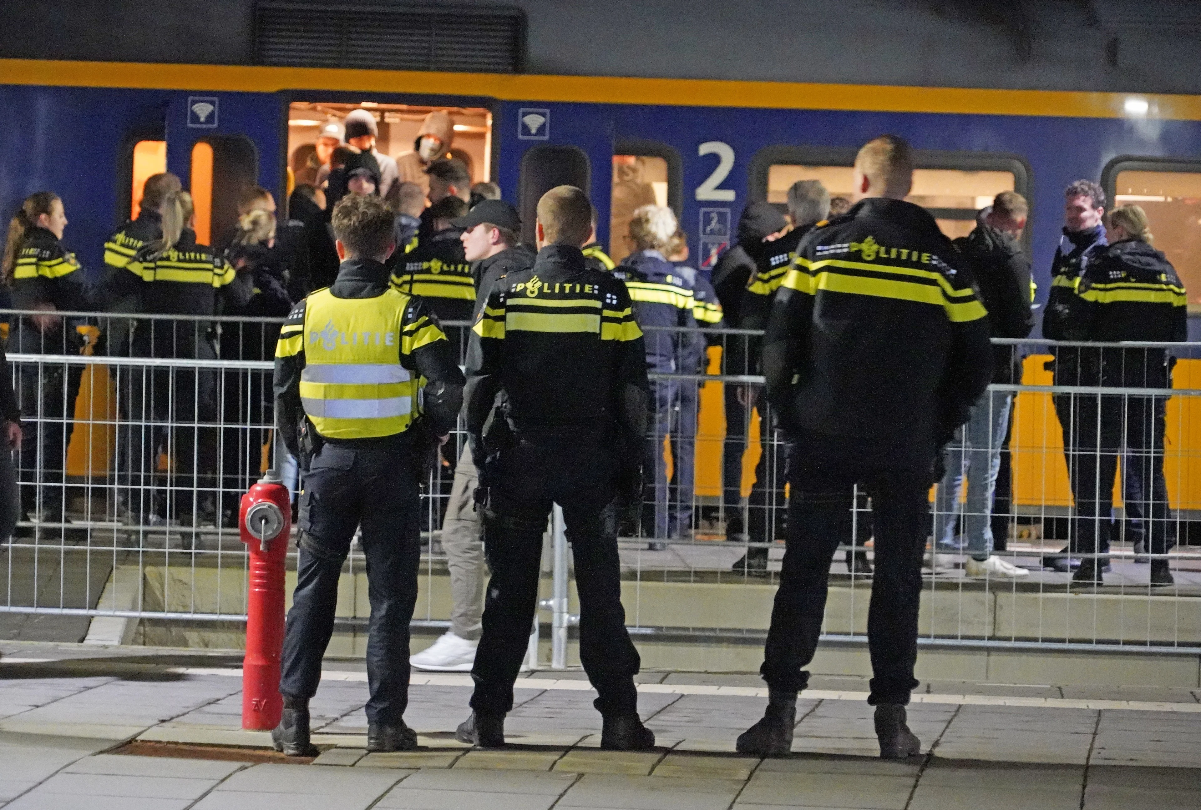 Politiemacht haalt trein met zo'n 200 FC Groningen-supporters leeg op station Groningen