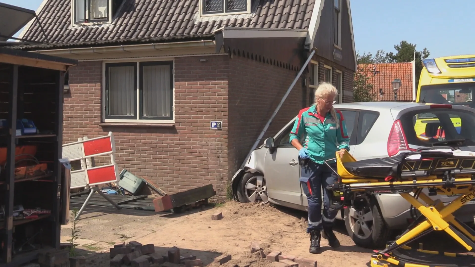 Man (85) drukt op gaspedaal in plaats van rem, rijdt fietser aan en ramt woning