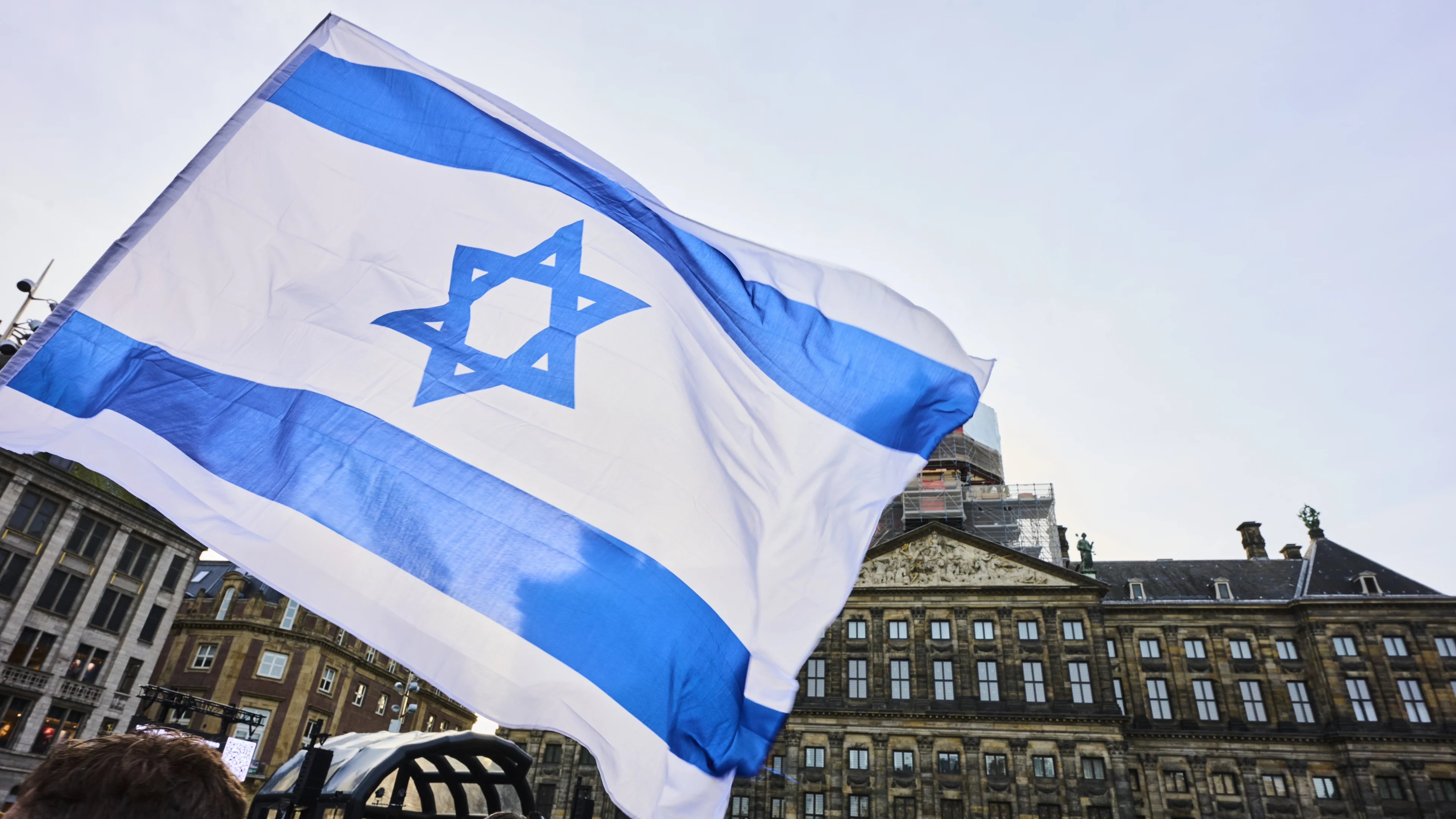 Israël scherpt reisadvies aan voor Amsterdam: 'Laat geen Joodse symbolen zien'
