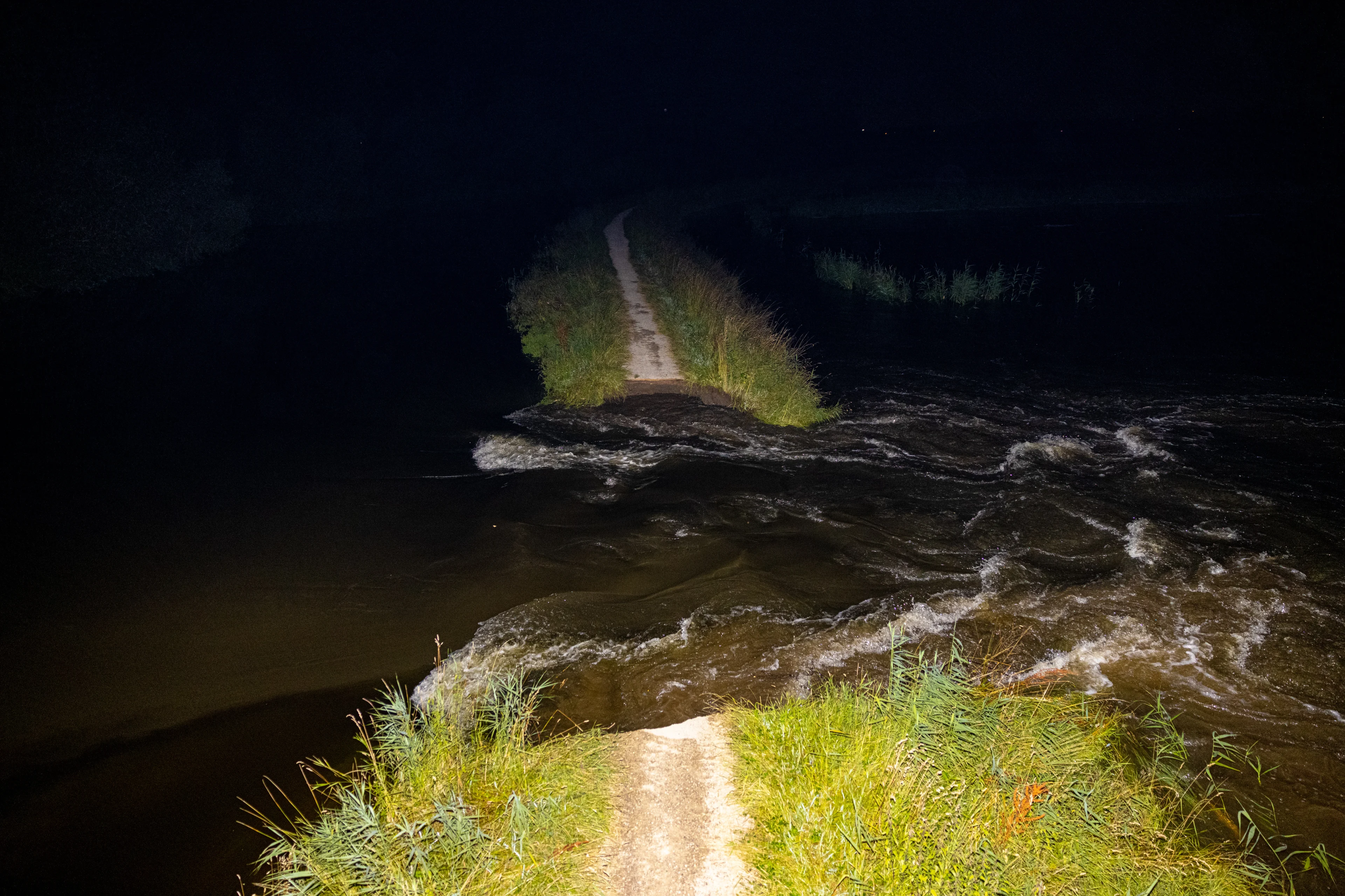 Enorm gat in dijk Hattem woensdag gedicht met zandzakken