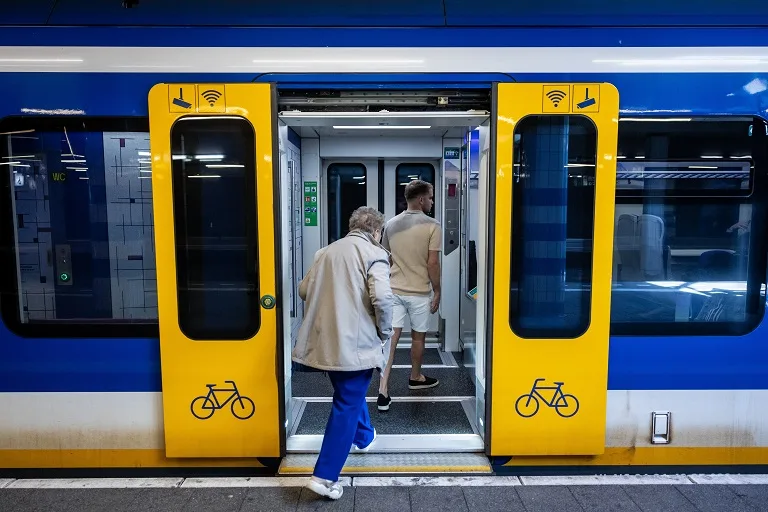 Treinverkeer bij Rotterdam overhoop door storing, eindtijd nog niet bekend