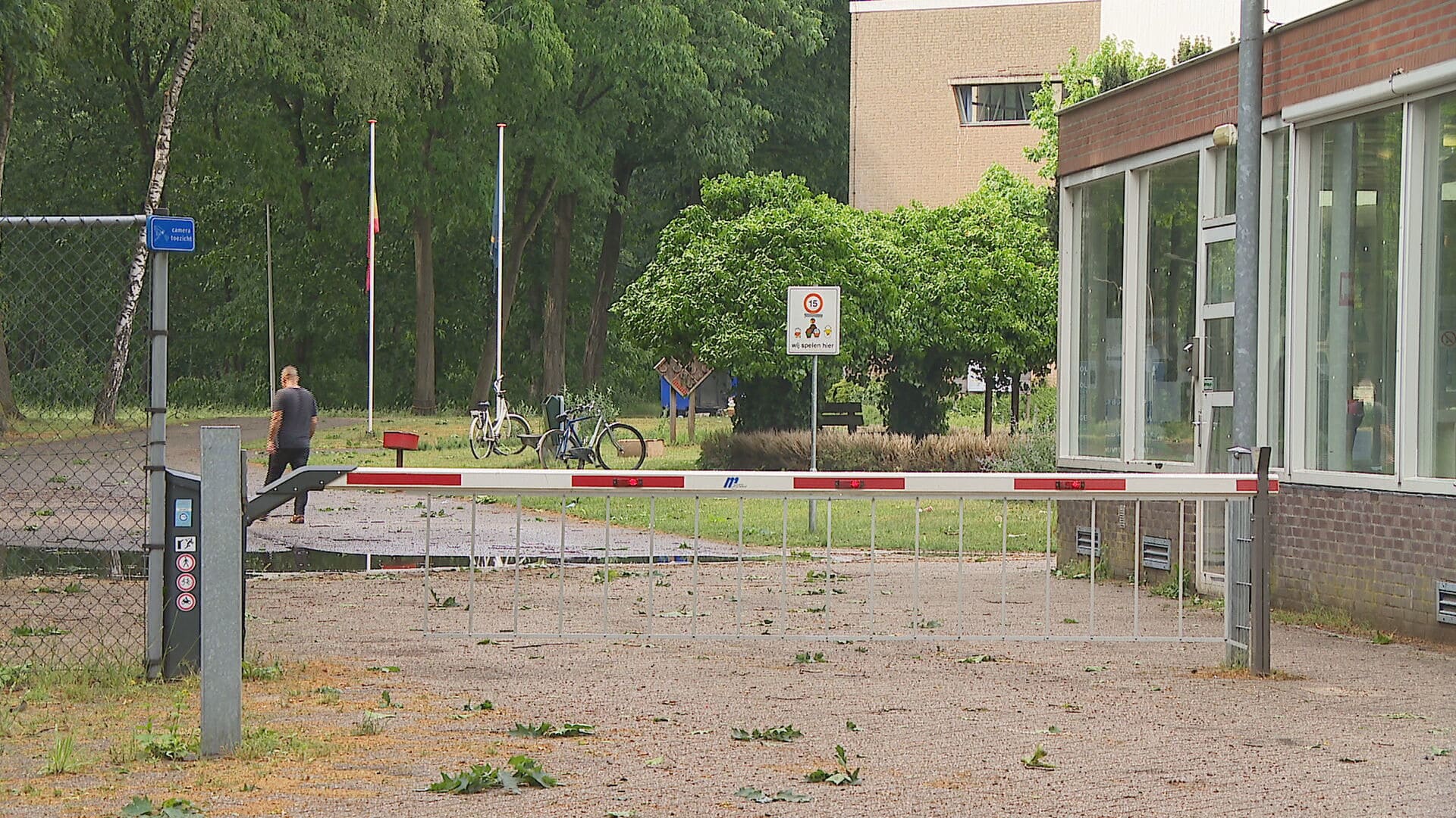 AZC in Overloon toch niet dicht, gaat juist versneld vluchtelingen opvangen: dorp is woedend 