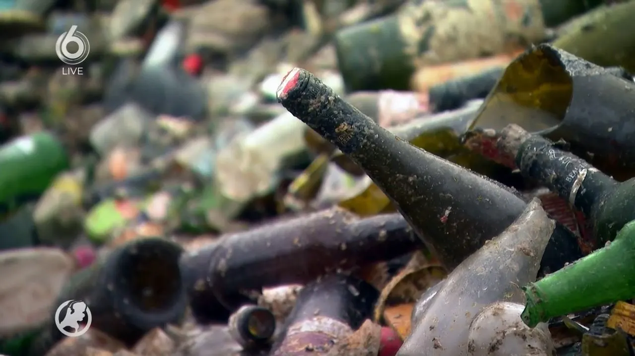 Nederlandse traditie: topdrukte bij glasbak door borrels bij feestdagen