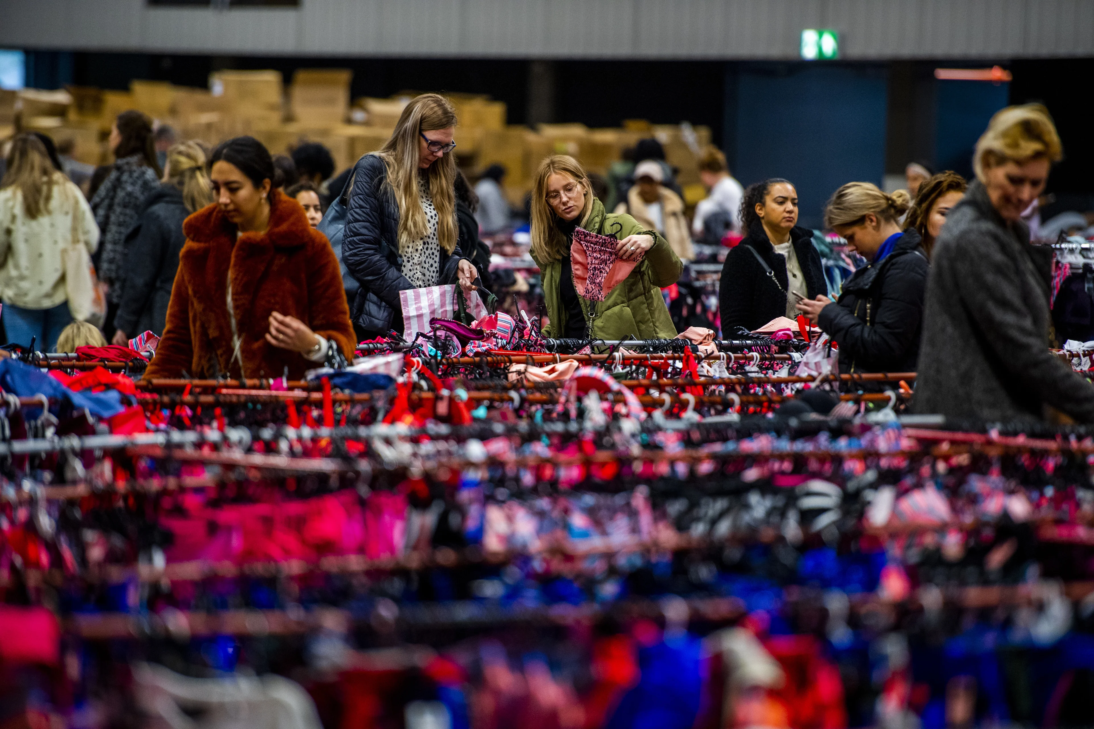 Grote groep vrouwen met elkaar op de vuist tijdens lingeriebeurs in Ahoy