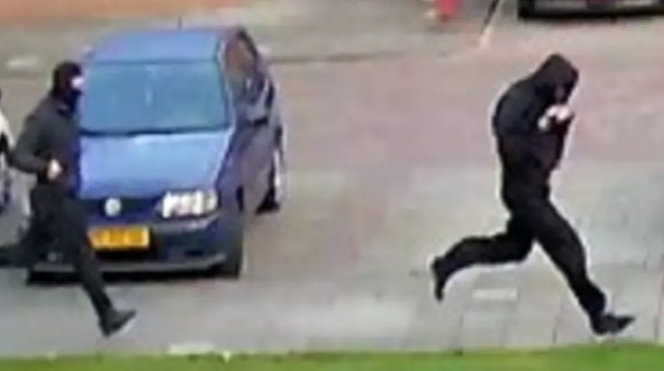 Politie verspreidt beelden van mannen die mogelijk ruit persfotograaf ingooiden