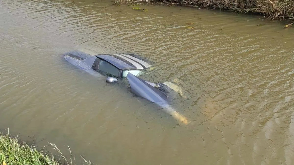Bijzondere Dodge Viper gaat kopje onder in Waalwijk: 'Leek wel een onderzeeër'