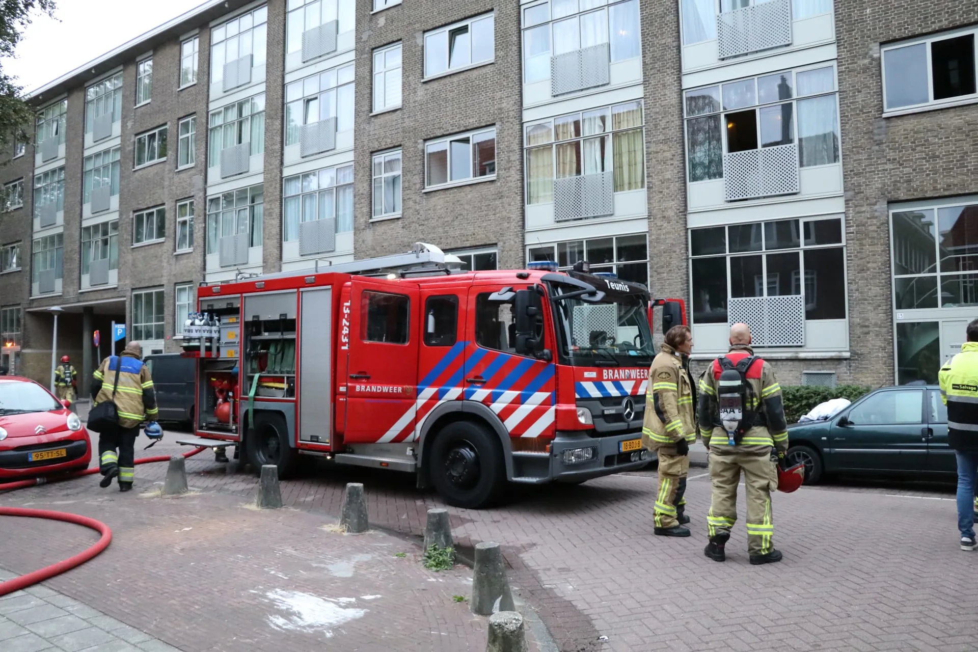 Meerdere gewonden naar ziekenhuis na brand in woning Amsterdam