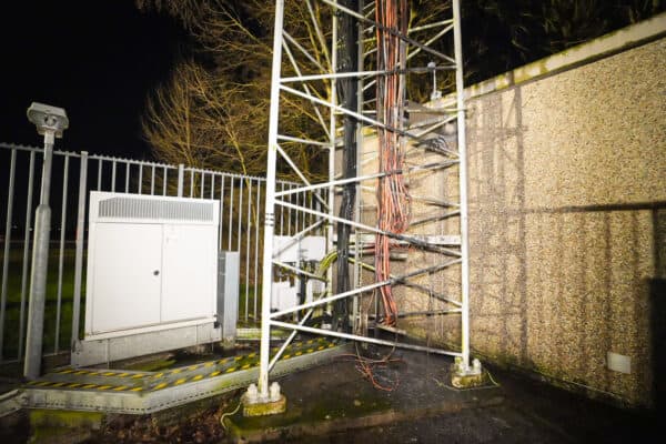 Brand in zendmast Elst, brandweer weet erger te voorkomen