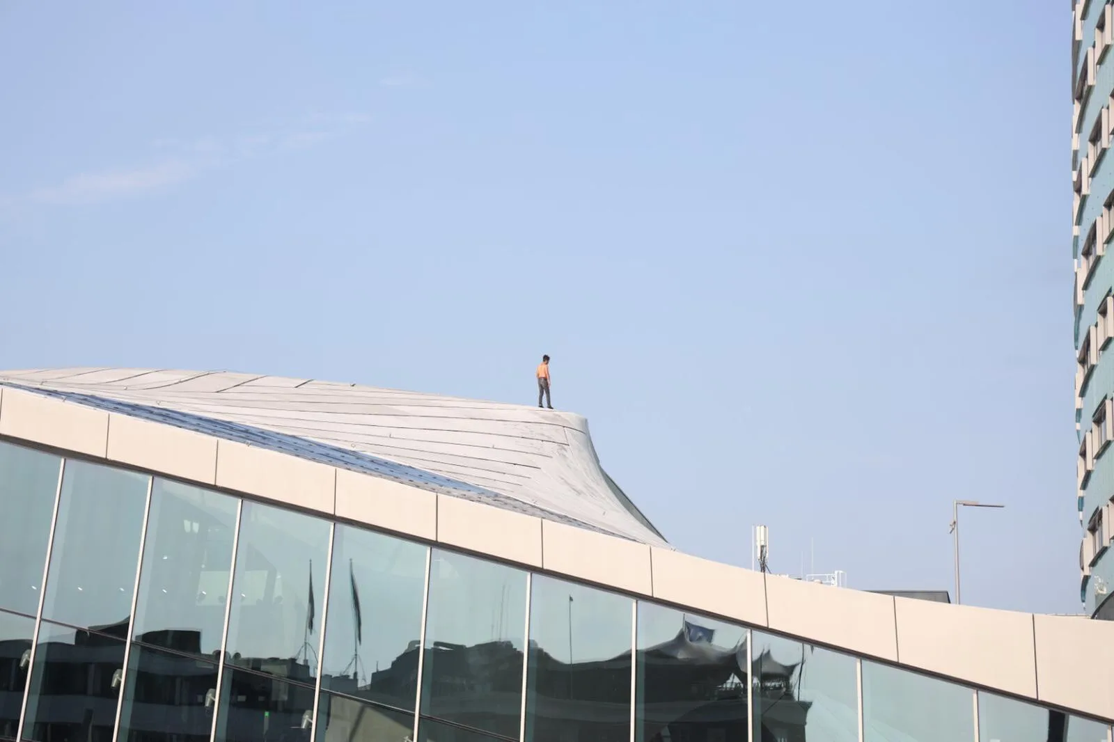 Halfnaakte man klimt op dak van station Arnhem