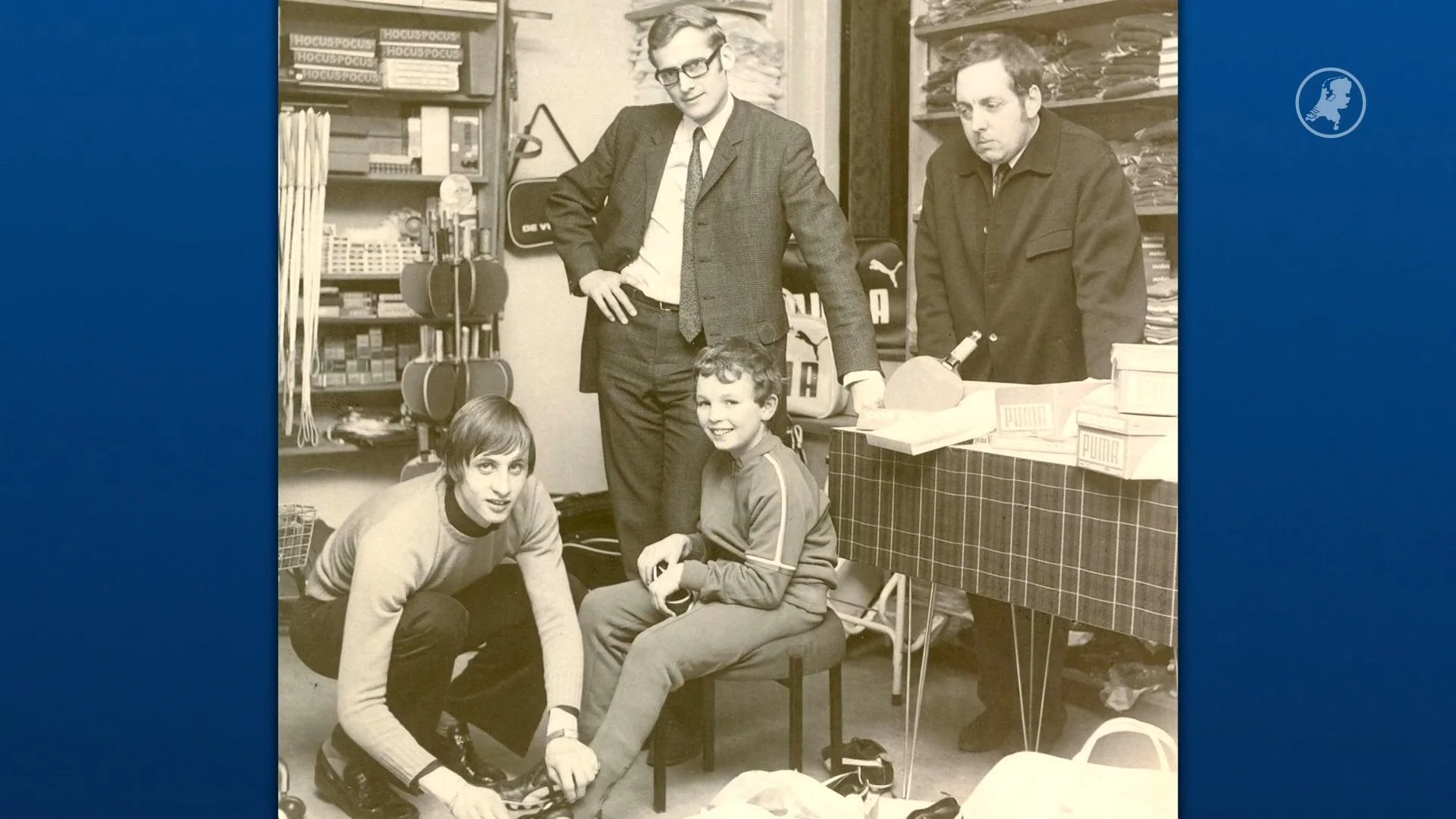 Sta jij op deze foto met Johan Cruijff? In Baarn zoeken ze naar onbekende jongen