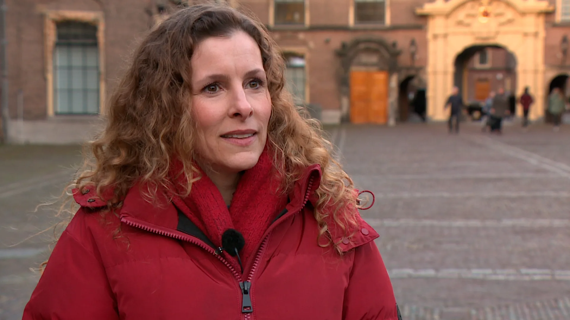 Karin-Maria achtervolgt en filmt ministers: 'Ik doe geen vlieg kwaad'