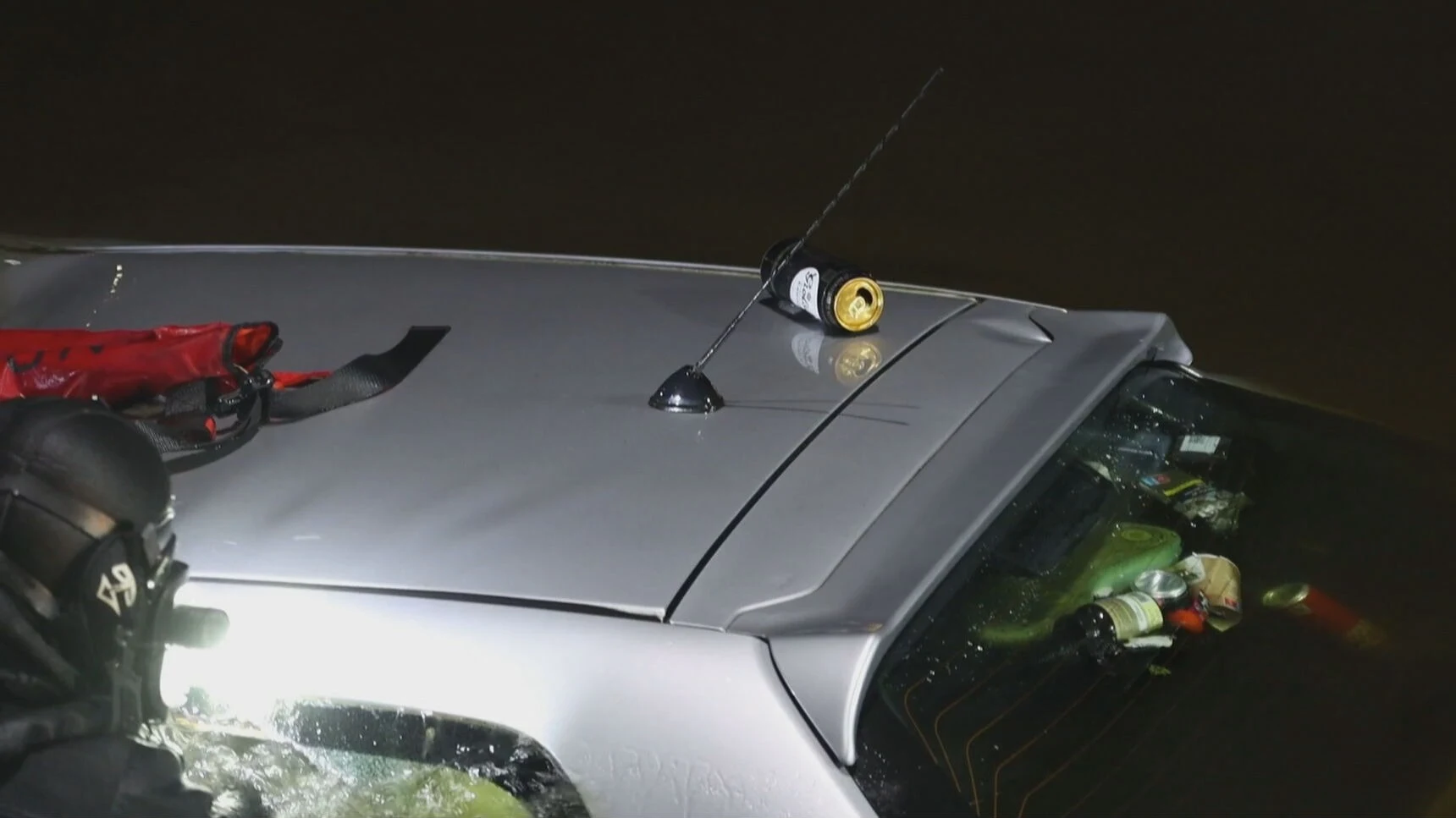 Dronken bestuurder rijdt auto vol blikken bier de sloot in in Hillegom