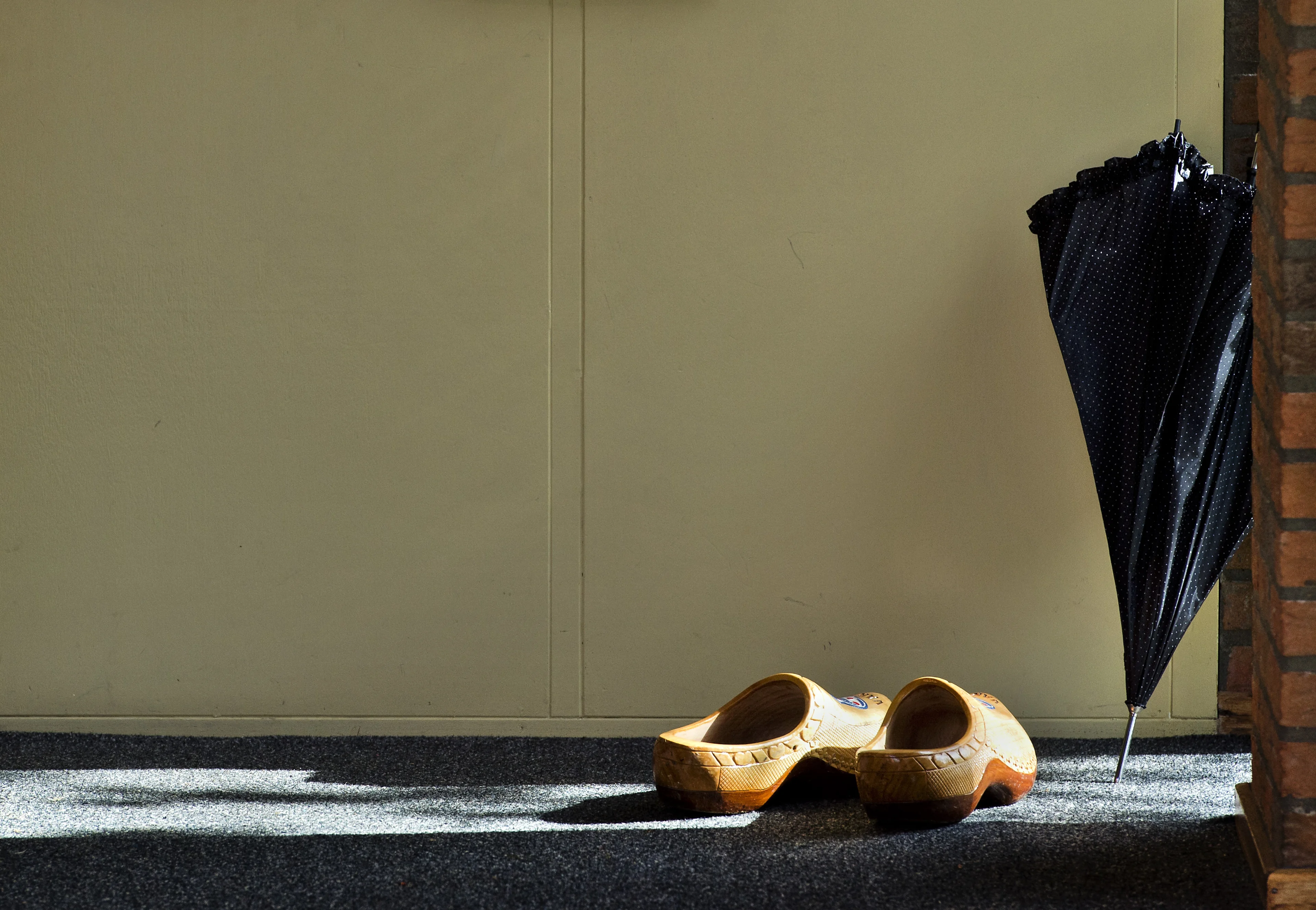 Klompdragers in de war door eenrichtingsverkeer bij stemlokalen