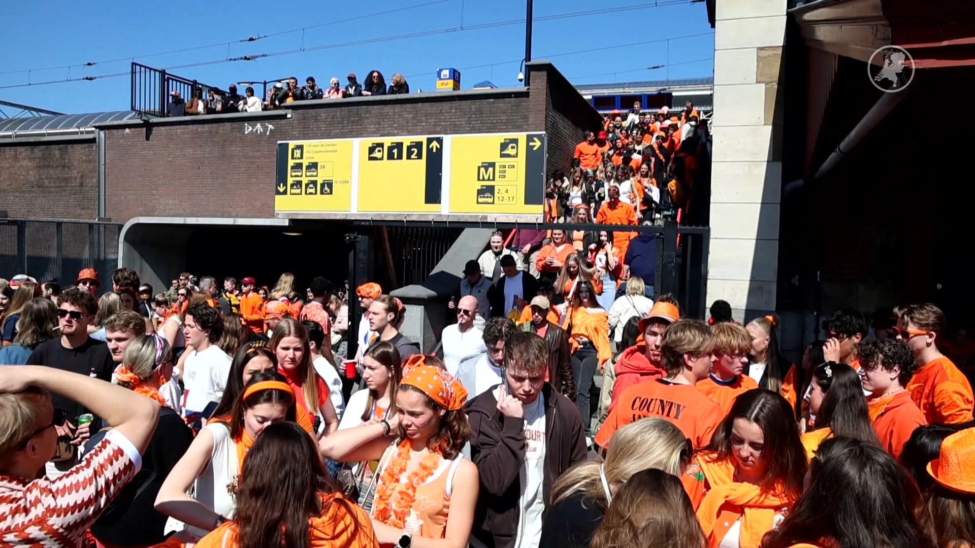Drukte in centrum Amsterdam door Koningsdag