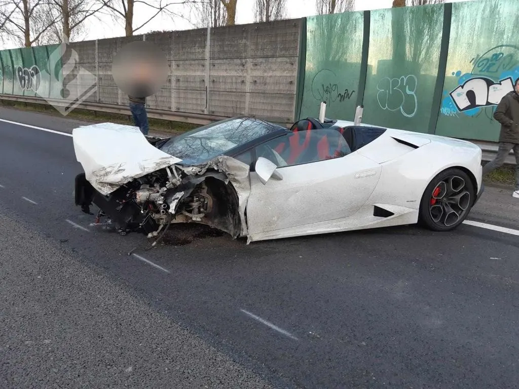 Bloedsnelle Lamborghini crasht op N3 bij Dordrecht, inzittenden nemen de benen