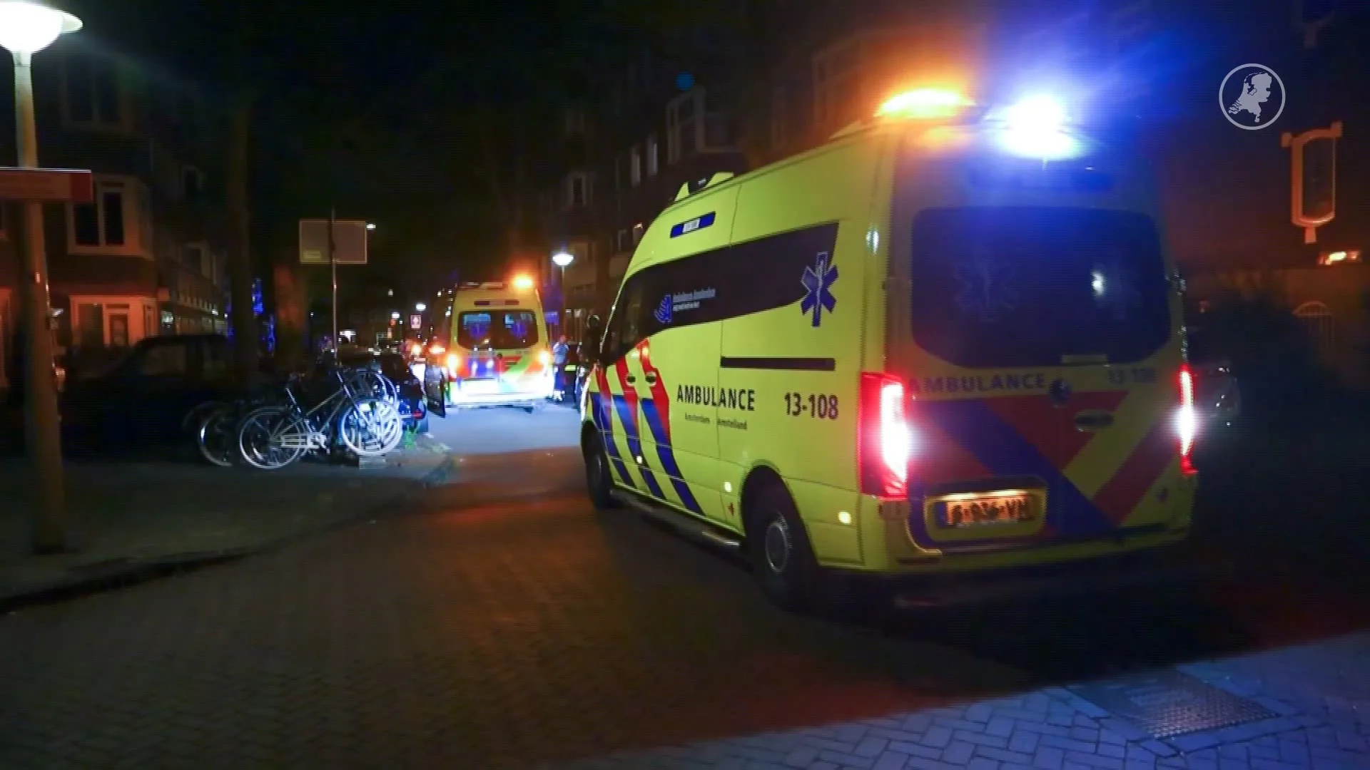 Mensen springen uit gebouw na explosie en brand in Amsterdam