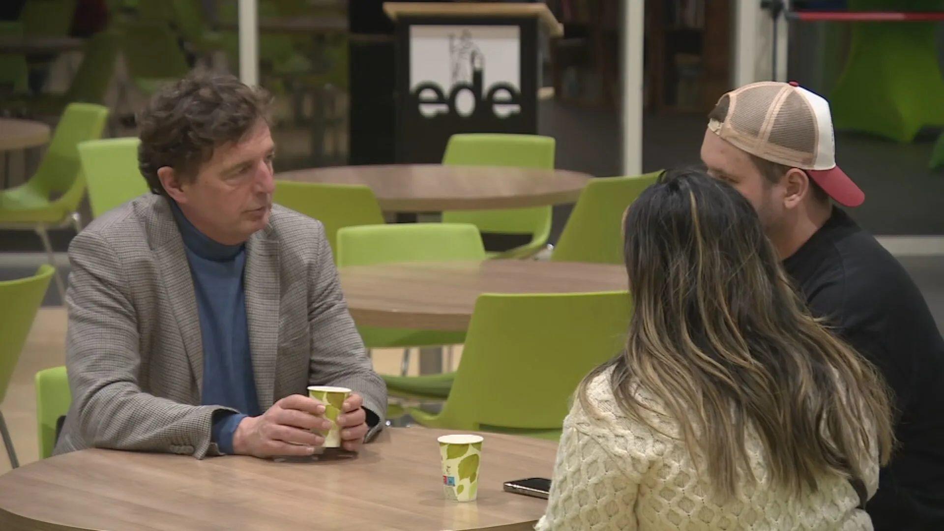 Tiental mensen bezoekt bewonersbijeenkomst over gijzeling in Ede