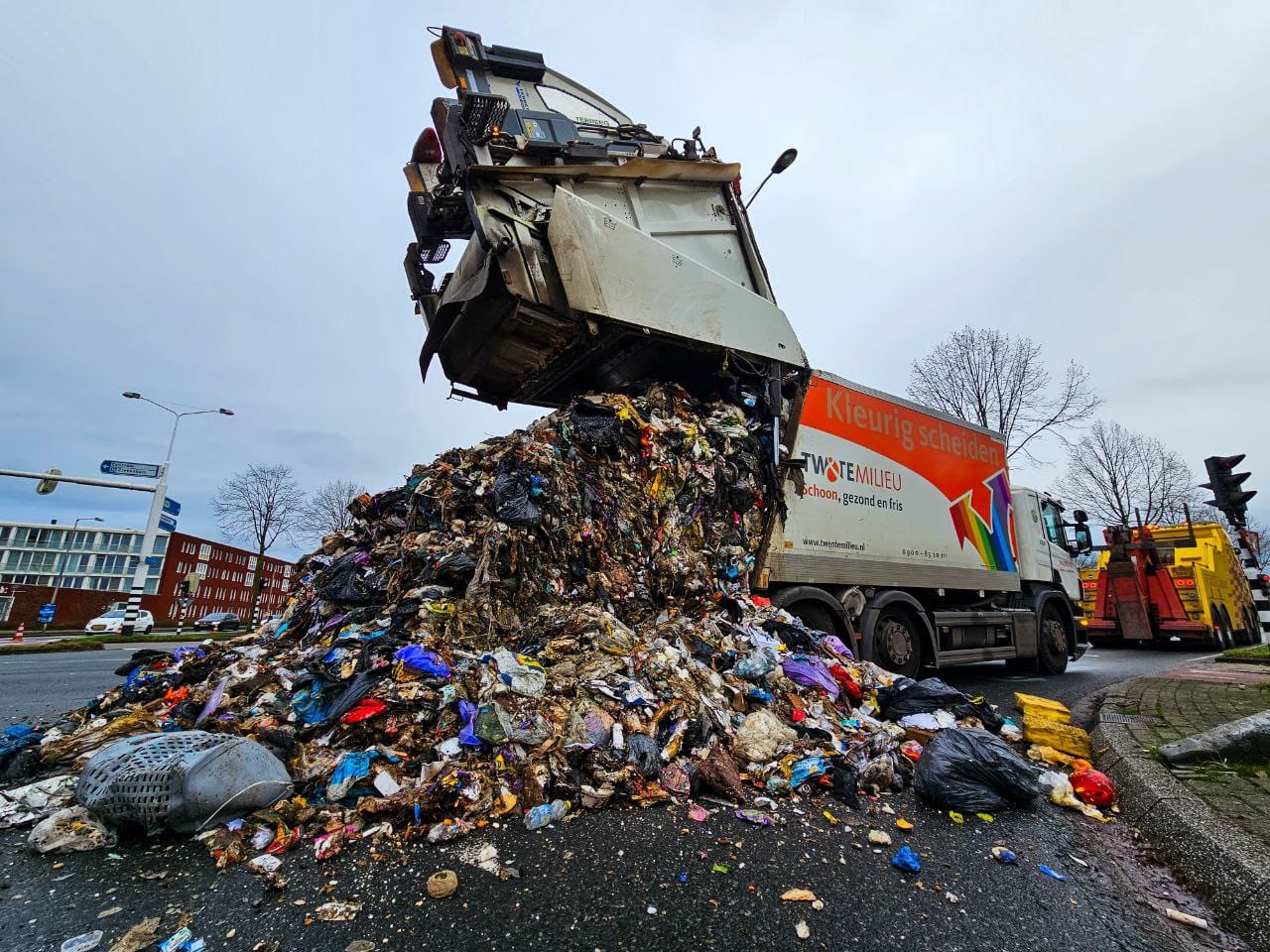 Smerig! Kapotte vuilniswagen moet noodgedwongen afval op straat dumpen