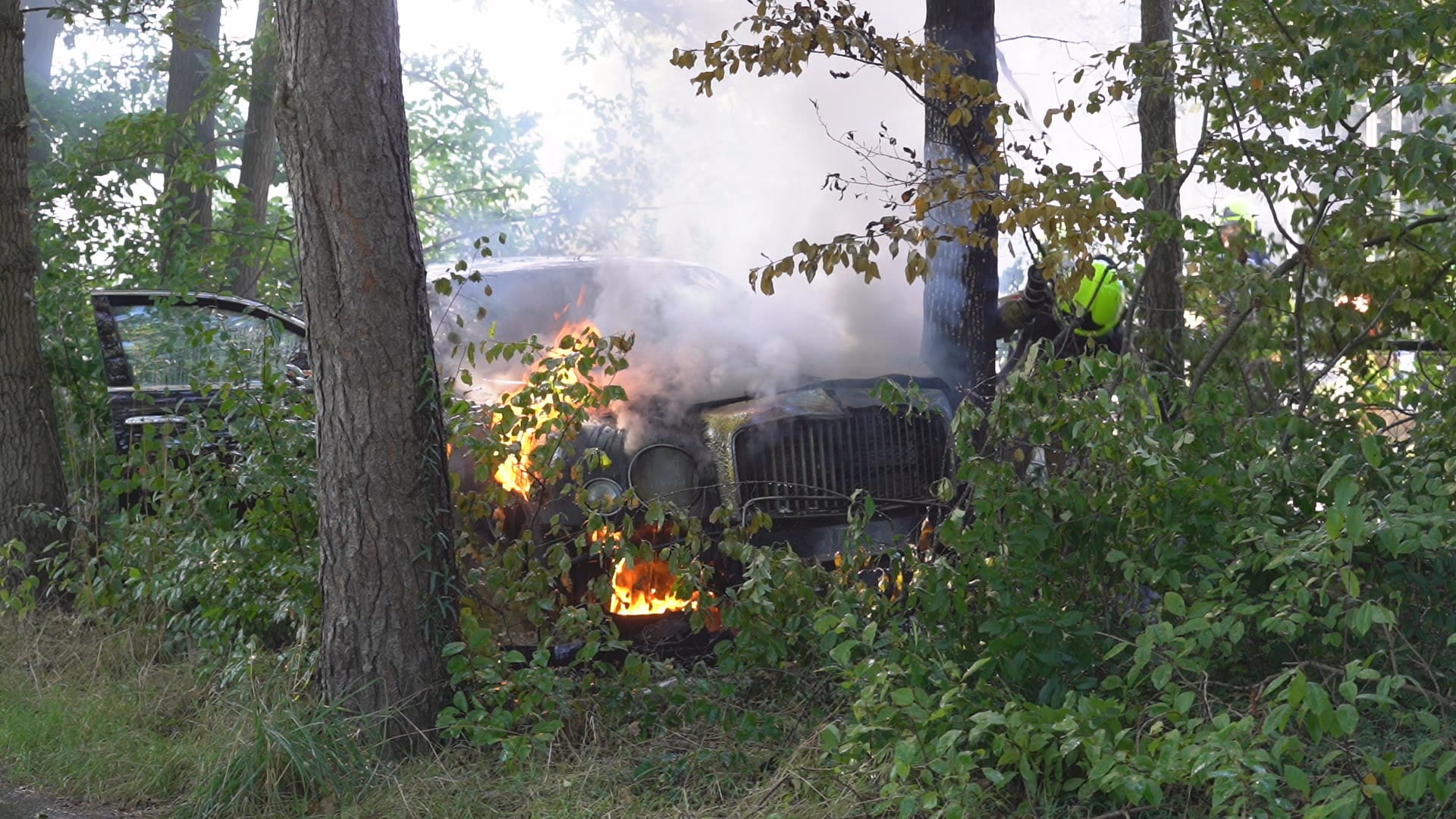 Peperdure Bentley van half miljoen vliegt uit bocht en vat vlam