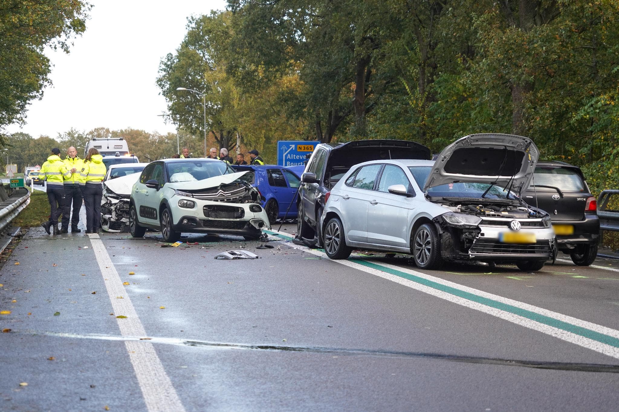 Groot ongeluk met minimaal tien voertuigen in Nieuwe Pekela, meerdere gewonden