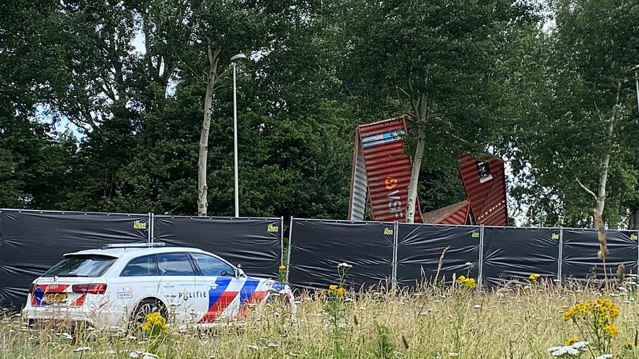 Vrachtwagen rijdt door na dodelijke aanrijding met motoragent, bestuurder aangehouden