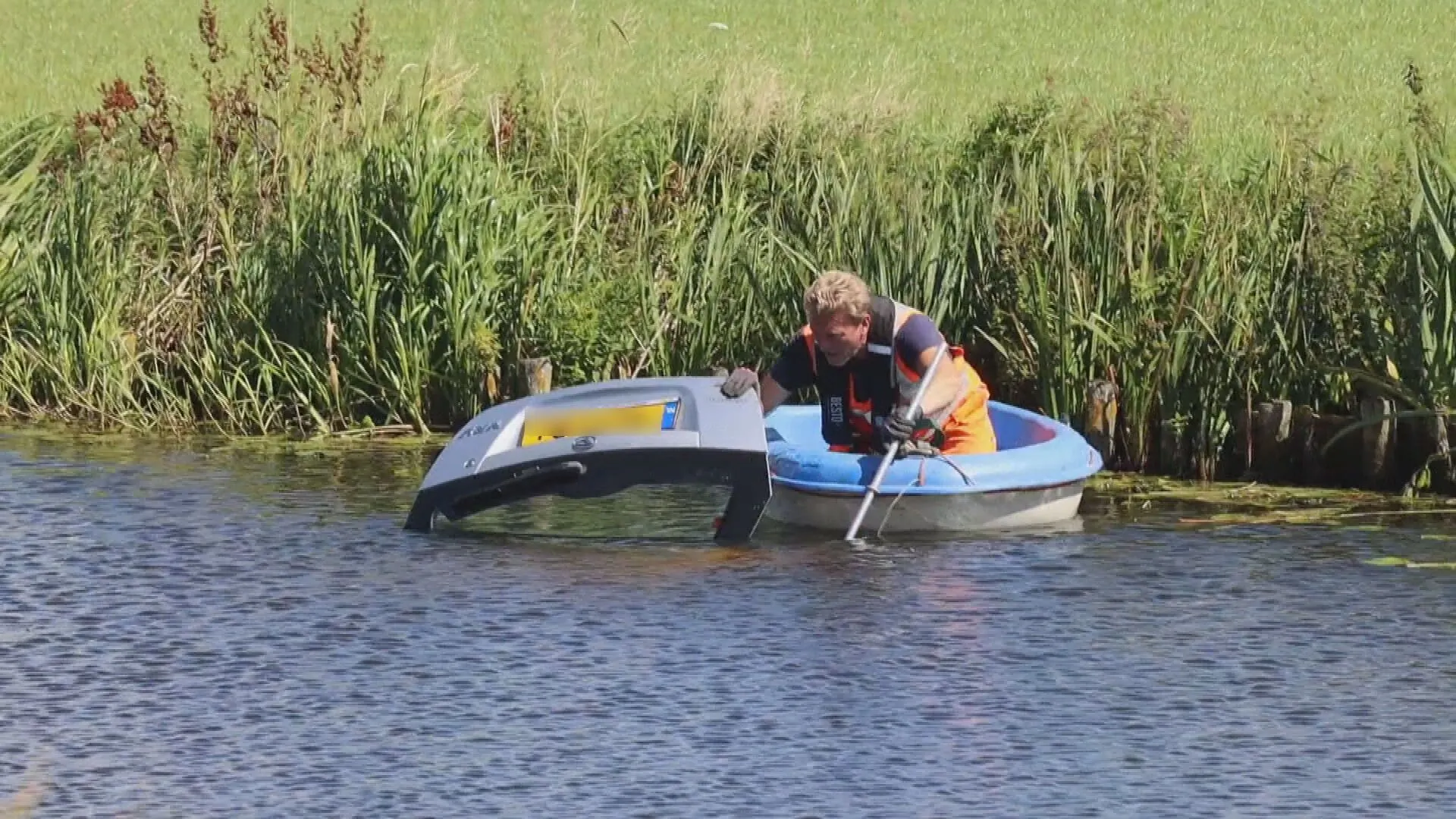 Heldhaftig trio redt vrouw uit te water geraakte auto: 'Zonder na te denken erachteraan gesprongen'