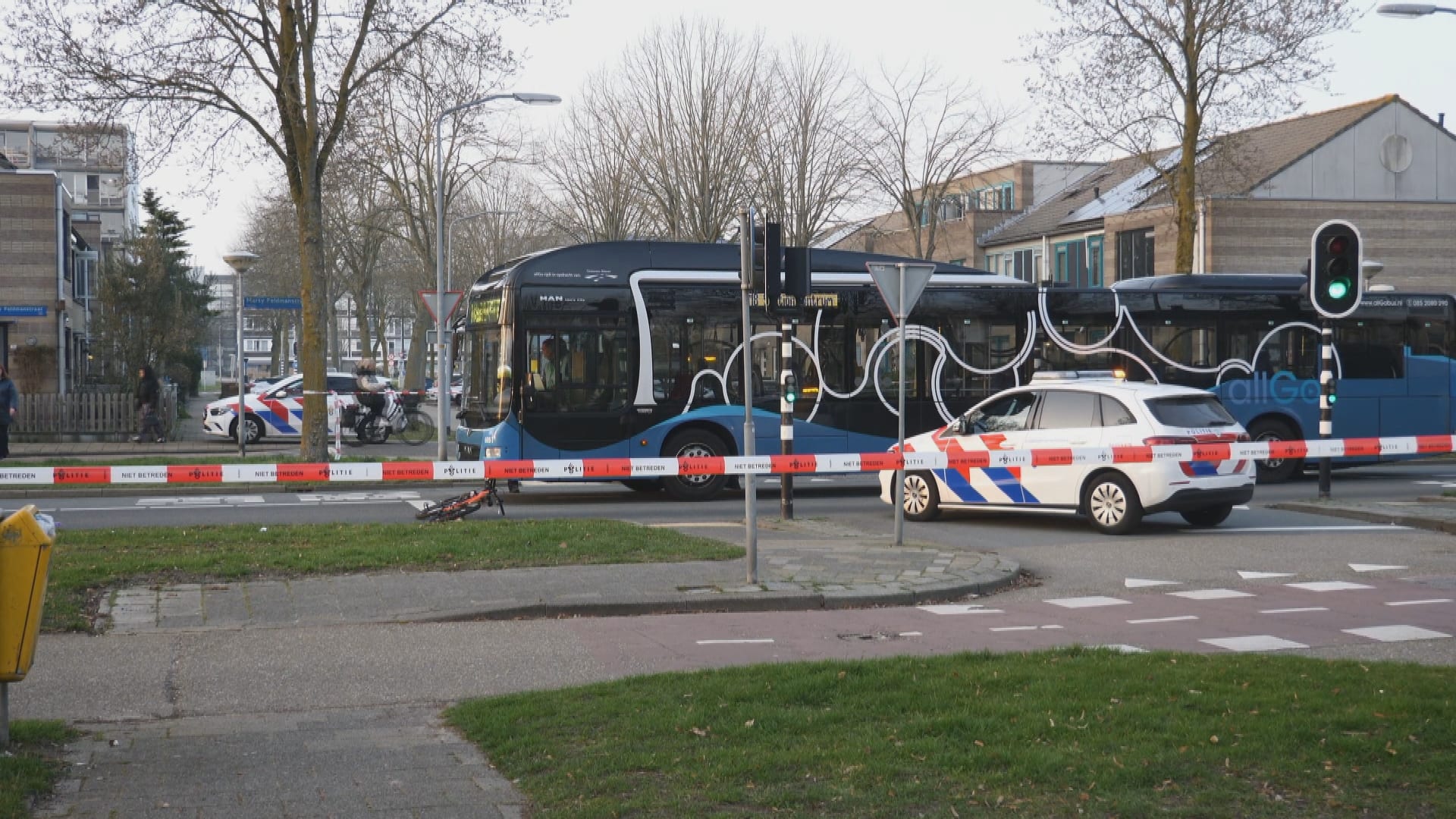 Kind op fiets gewond na aanrijding met stadsbus in Almere