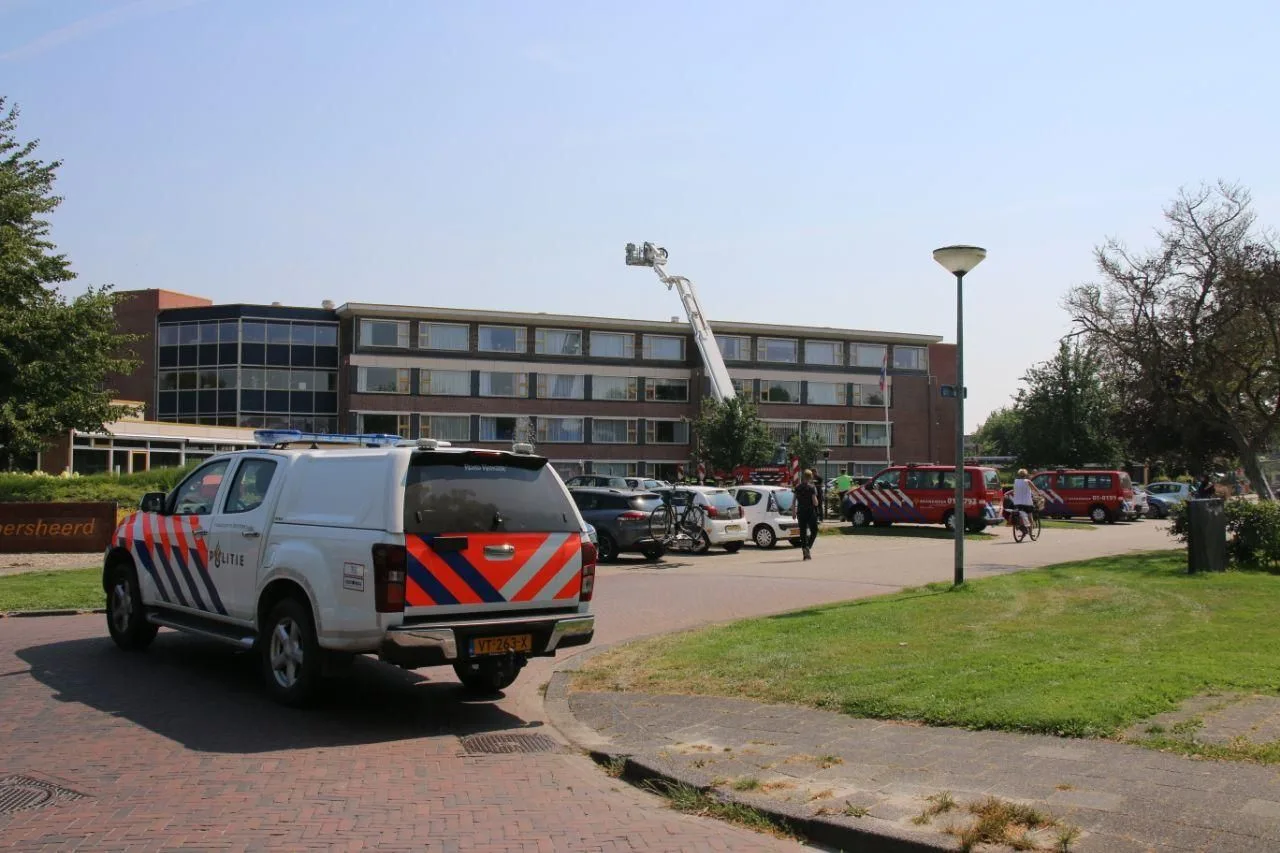 Brandweer koelt snikheet woonzorgcentrum Loppersum: 'Temperaturen lopen op tot 35 graden'