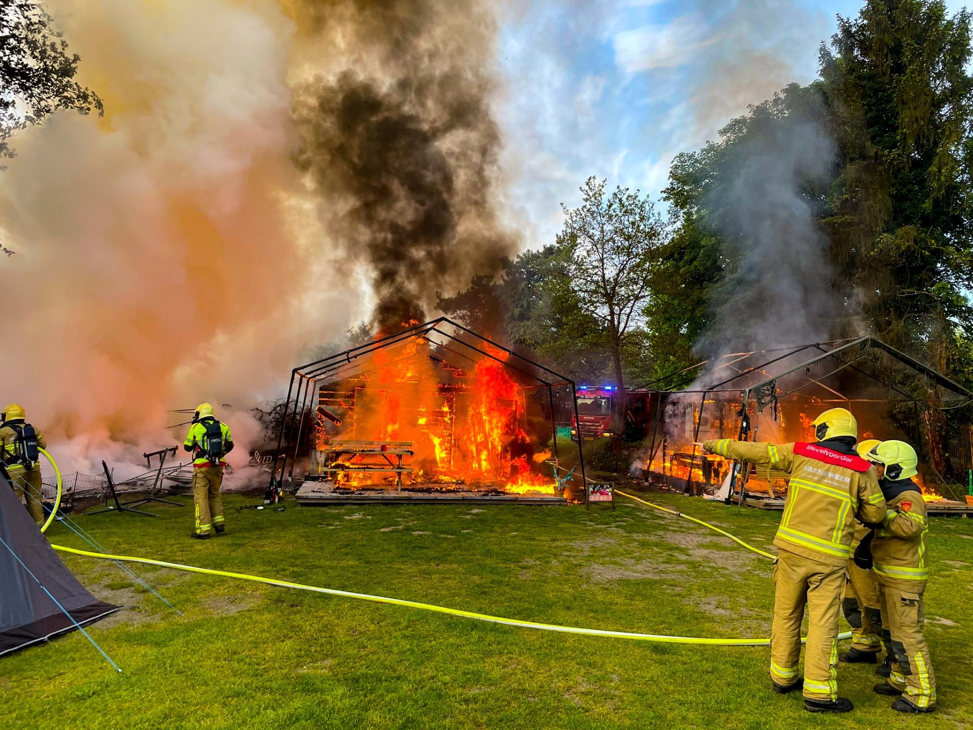 Kampeerders ontsnappen aan vlammen bij brand op camping, politie vermoedt brandstichting