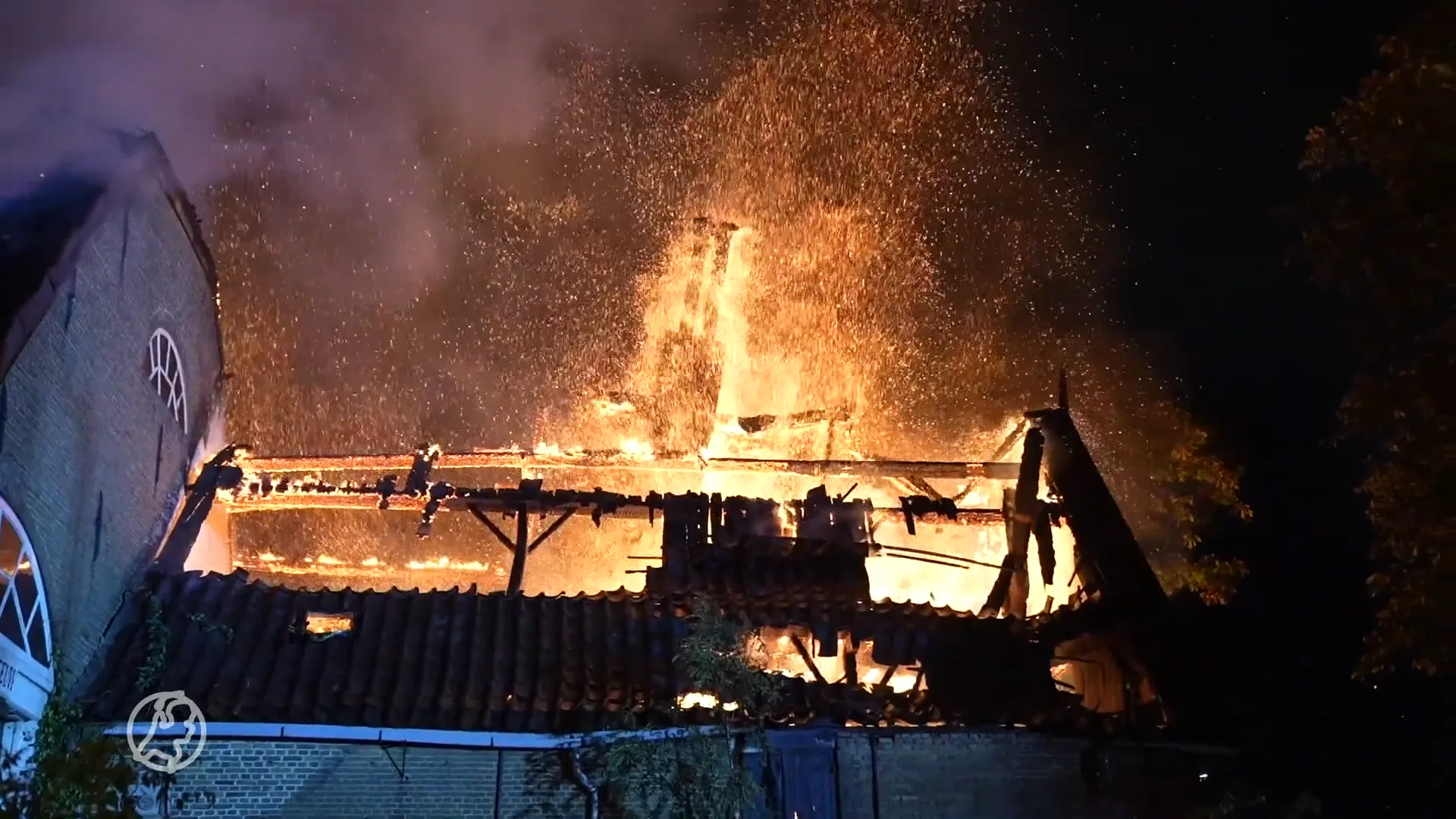 Boerderij brandt helemaal uit, roetdeeltjes dwarrelen neer in Rotterdam
