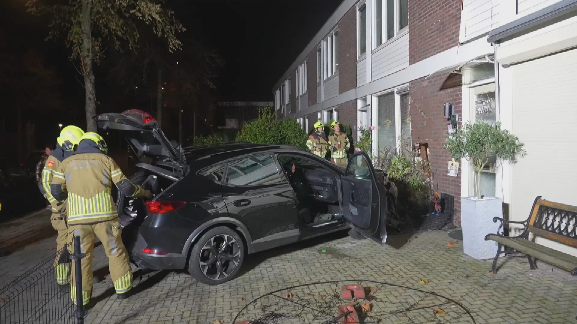 Auto rijdt door voortuin tegen woning Nijmegen aan, bestuurders gevlucht