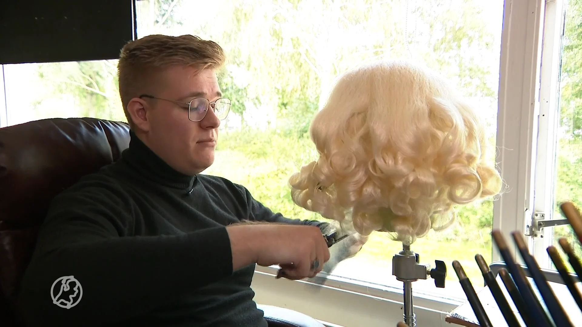 Terwijl jij ligt te zonnen, krult Desley alvast de lokken van Sinterklaas: 'Dragen baarden van 1.500 euro'