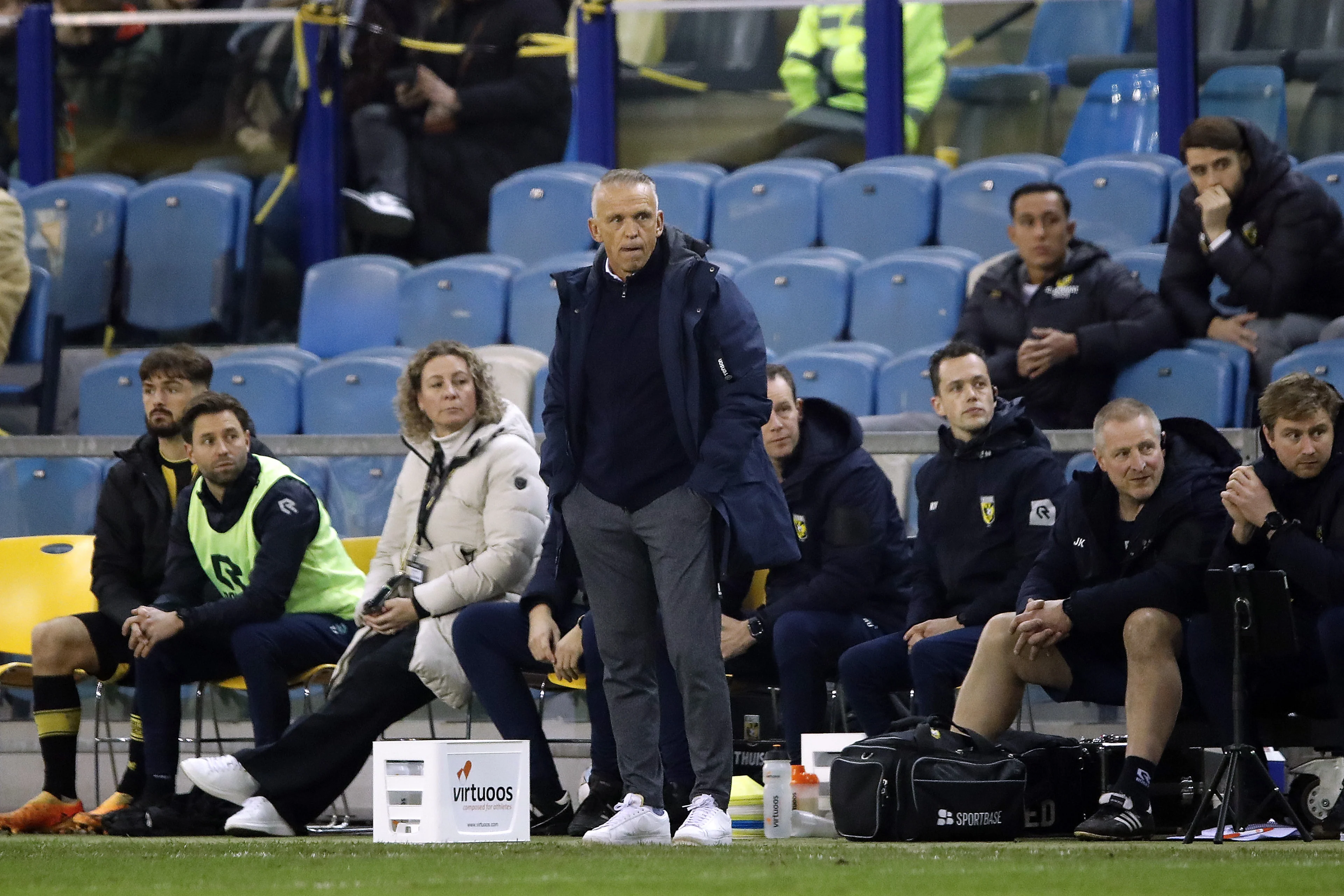 Vitesse-trainer 'doodziek' van fans op veld, ook na wedstrijd rellen bij Gelredome