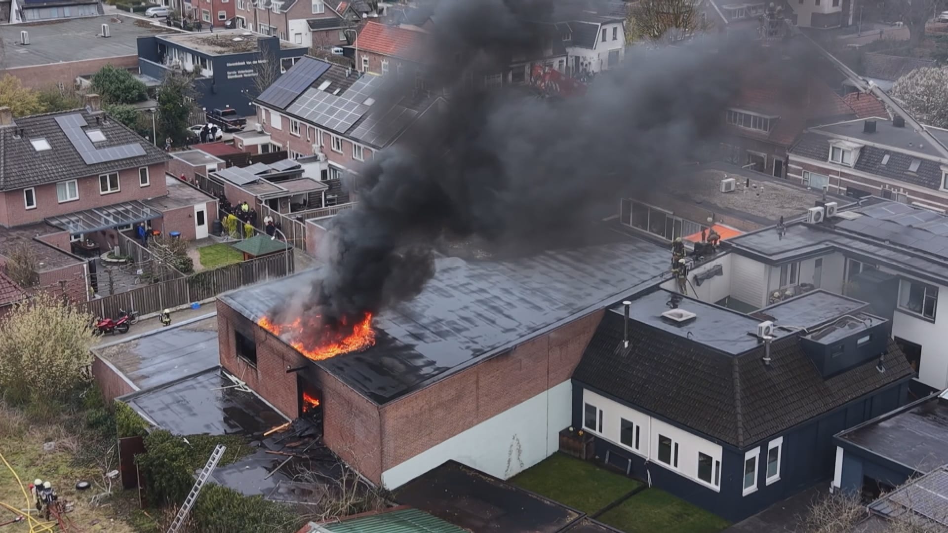 Grote uitslaande brand in Nijverdal, NL-Alert en massale inzet brandweer