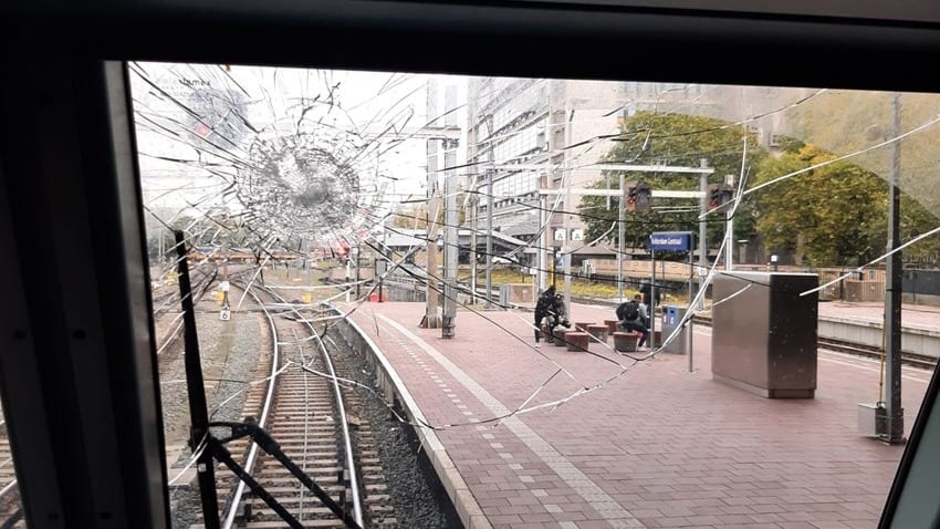 Vandalen gooien stenen naar treinen in Amsterdam: 'Levensgevaarlijk en beangstigend'